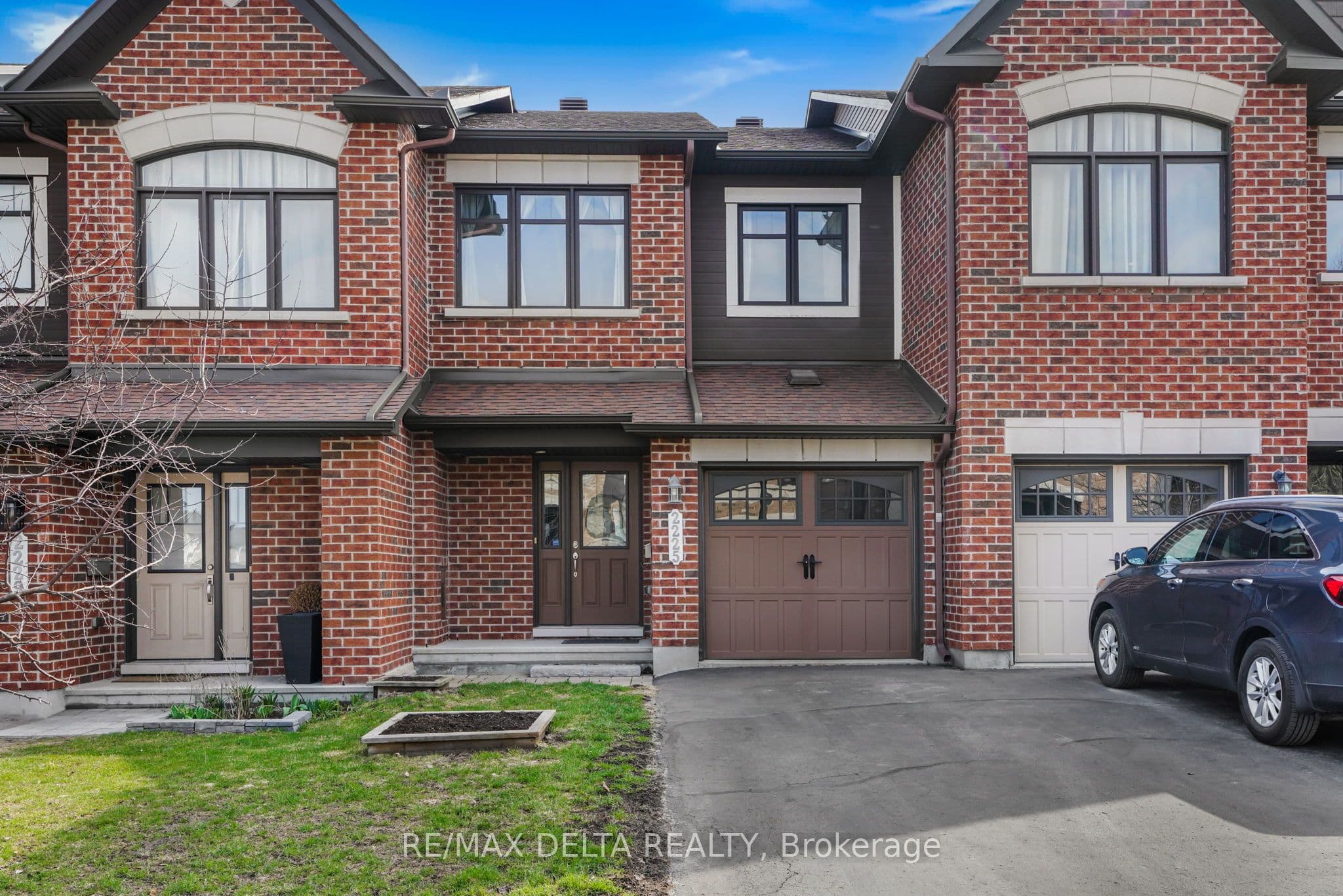 2225 Marble Crescent photo 1