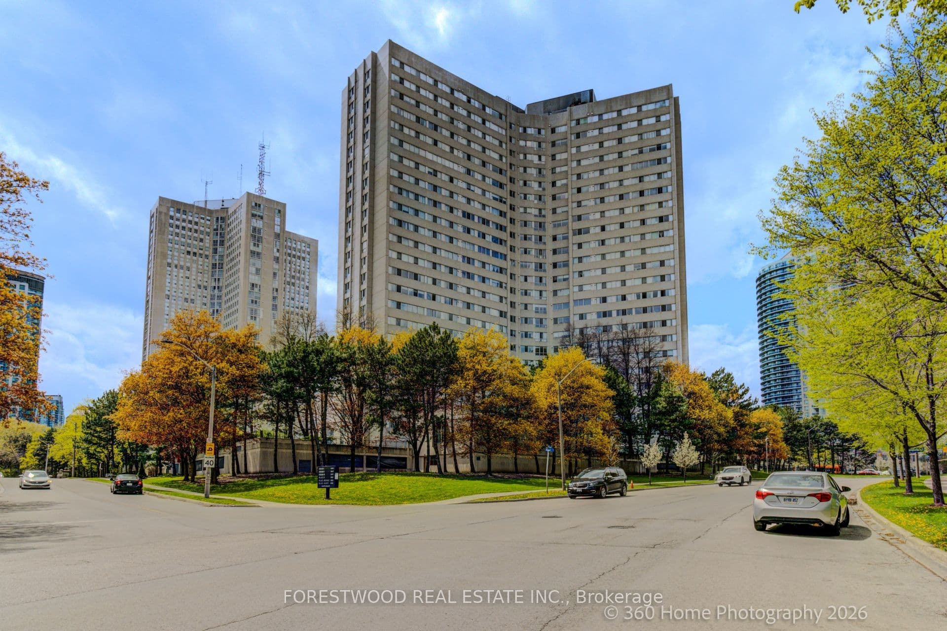 Unit 2202 3700 Kaneff Crescent photo 1