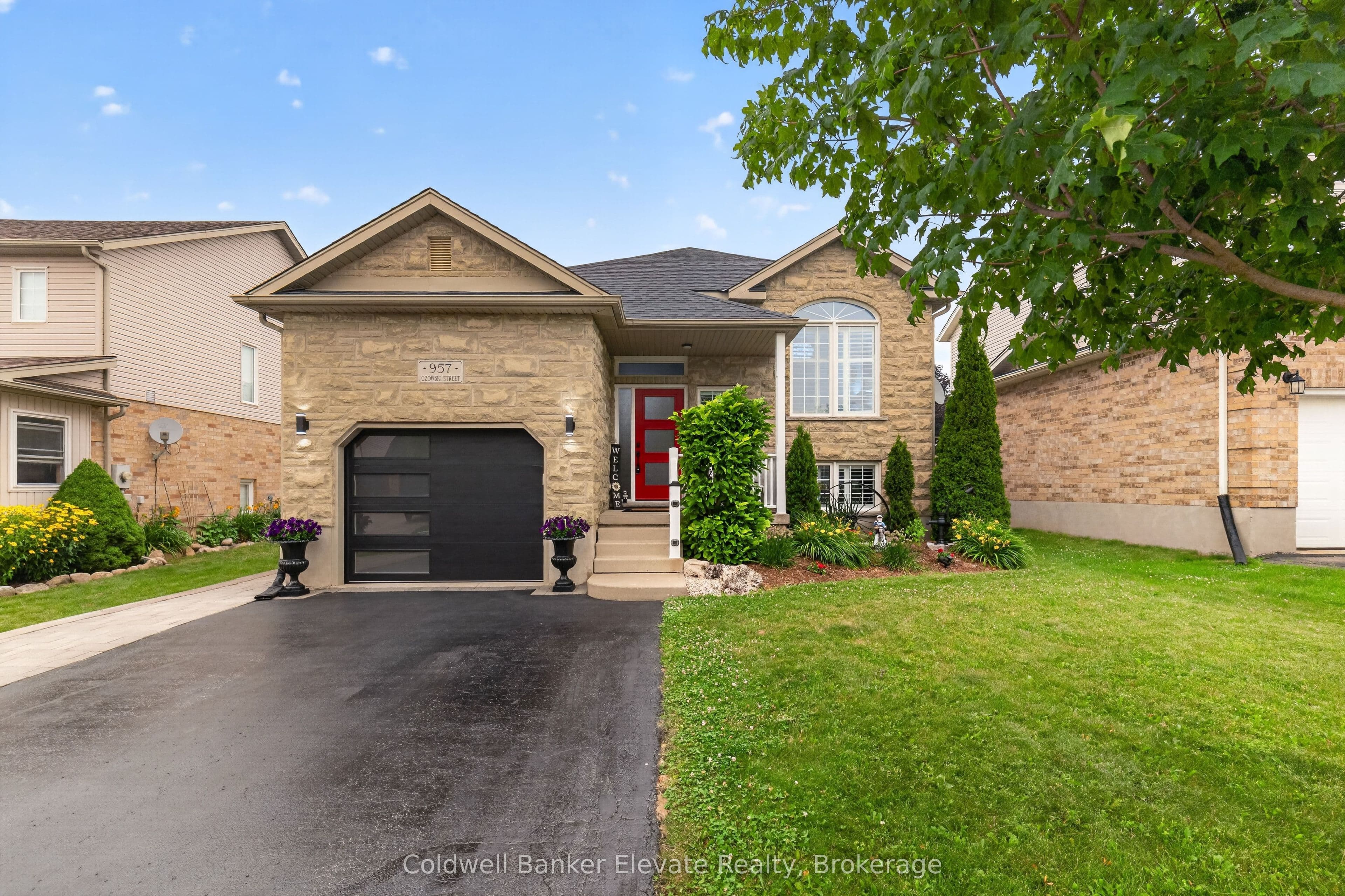 957 Gzowski Street photo 1