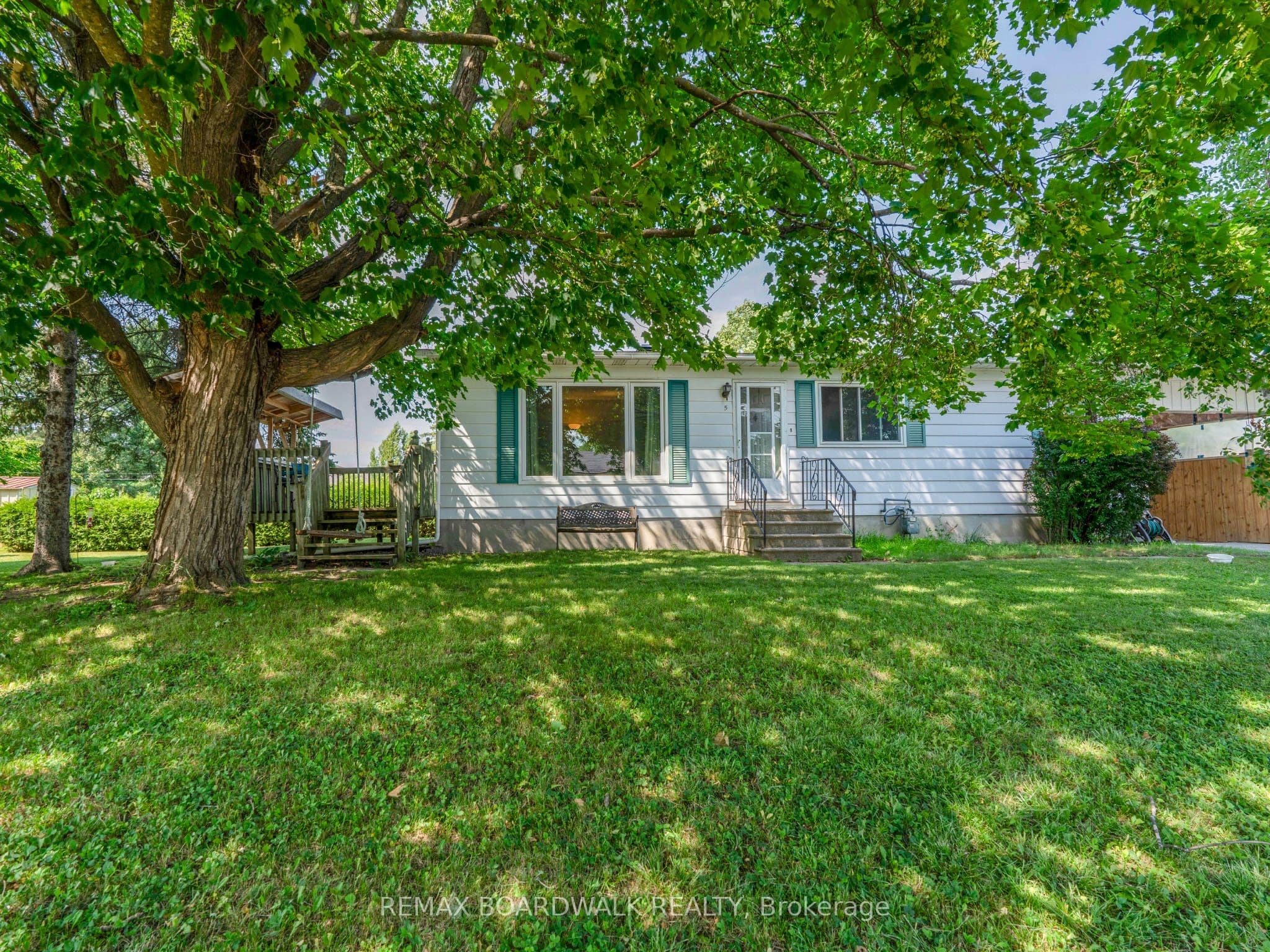 5 Laurentian Place photo 1