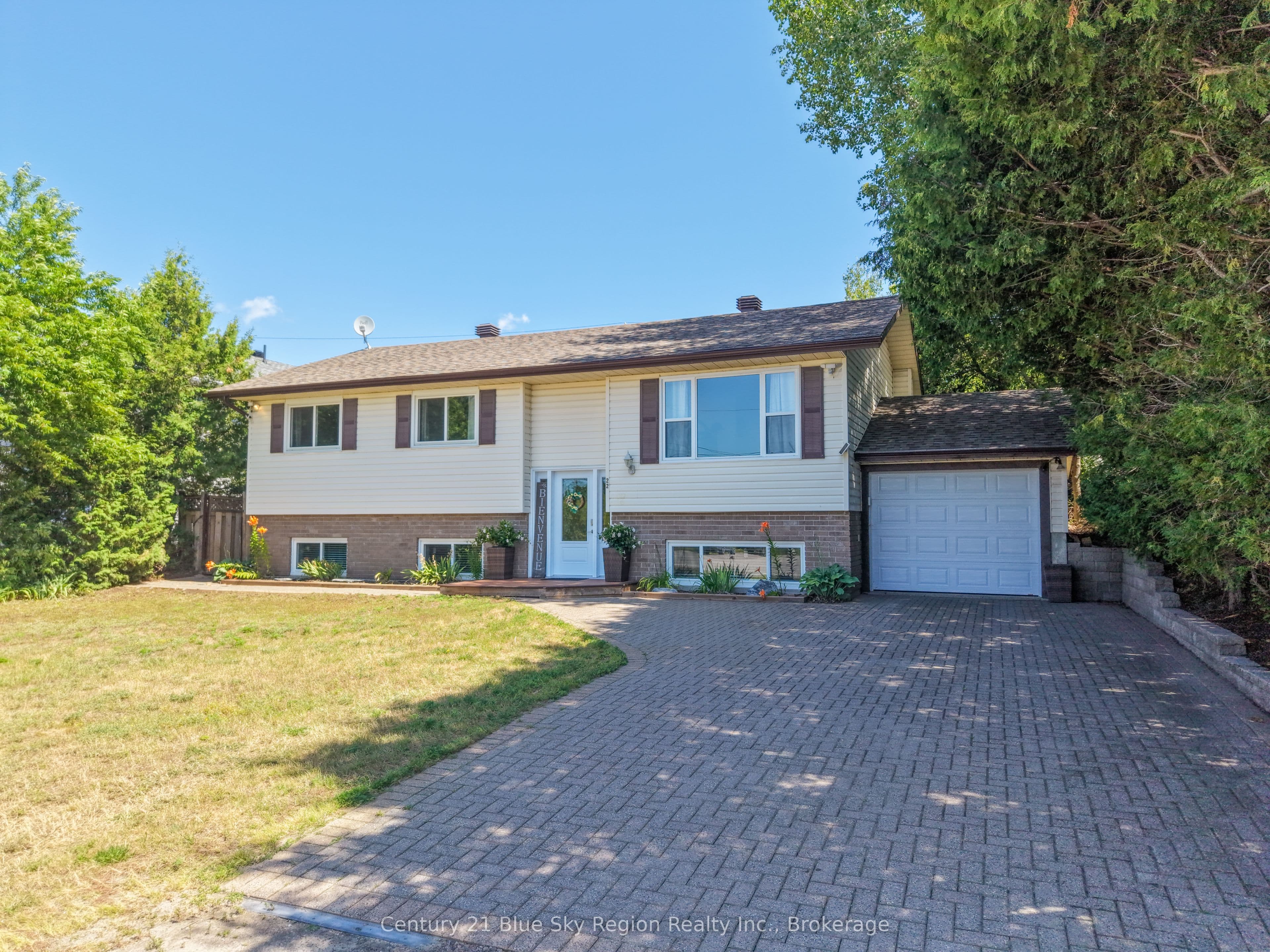 22 Tamerack Avenue photo 1