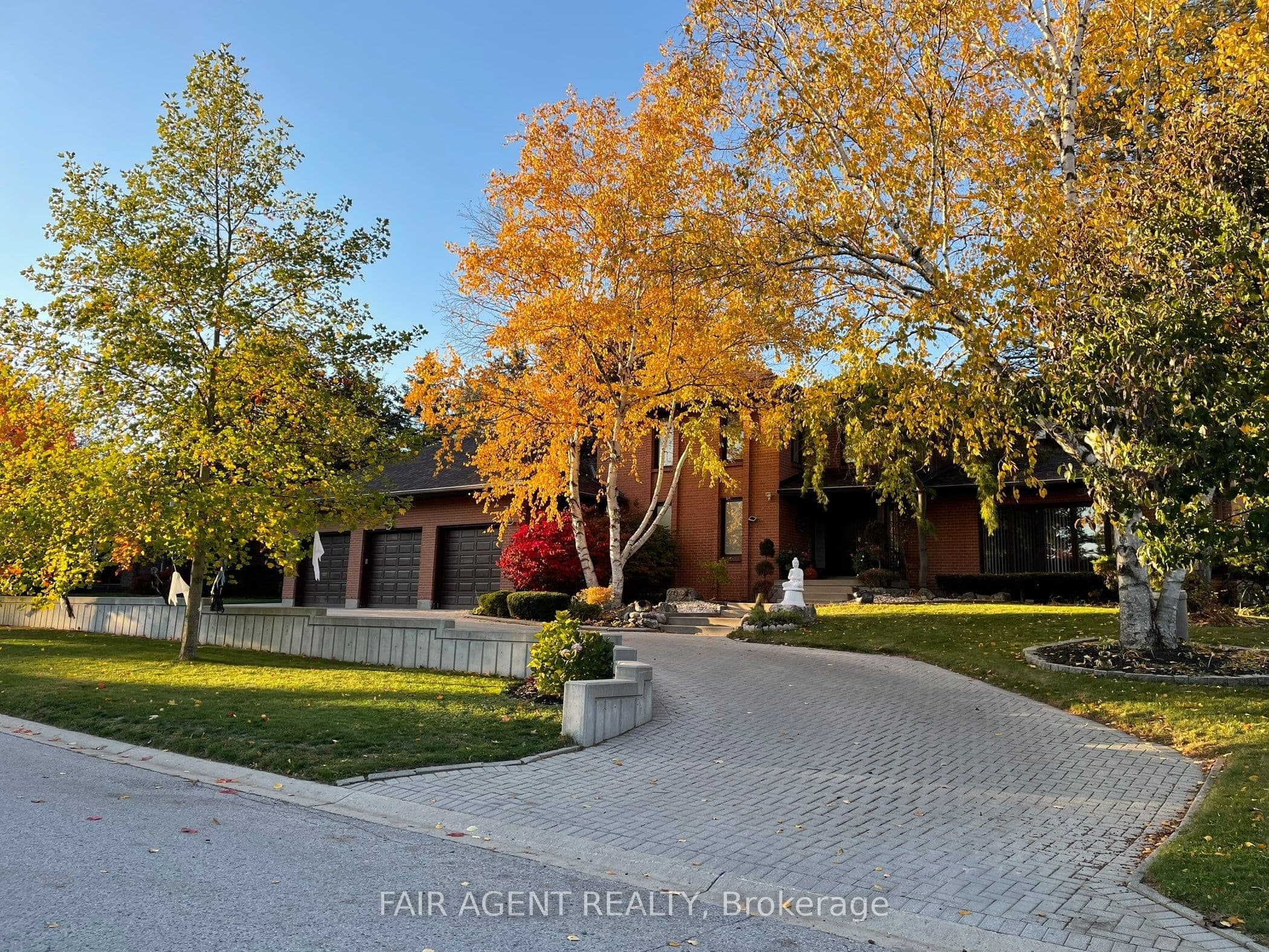 18 TOBIN Court photo 1
