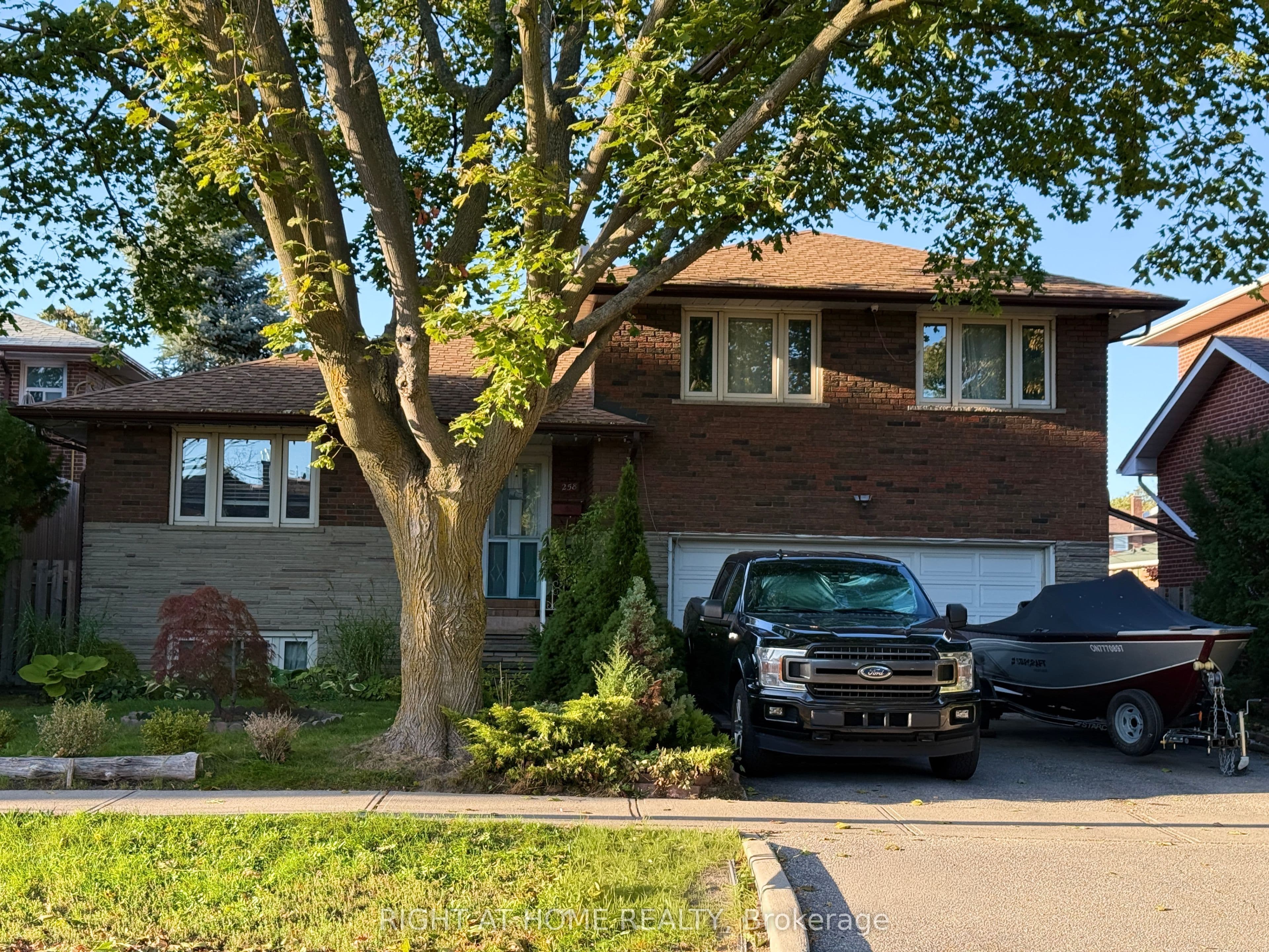 258 La Rose Avenue photo 1