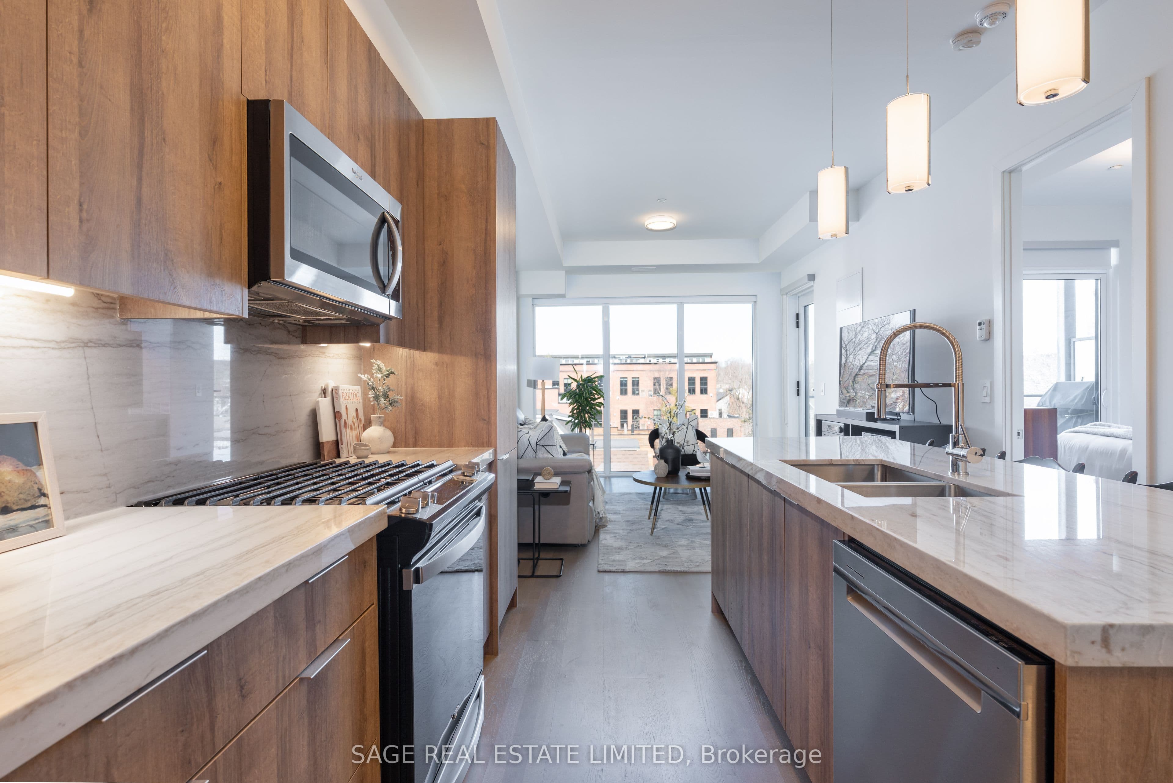Unit 405 495 Logan Avenue photo 1