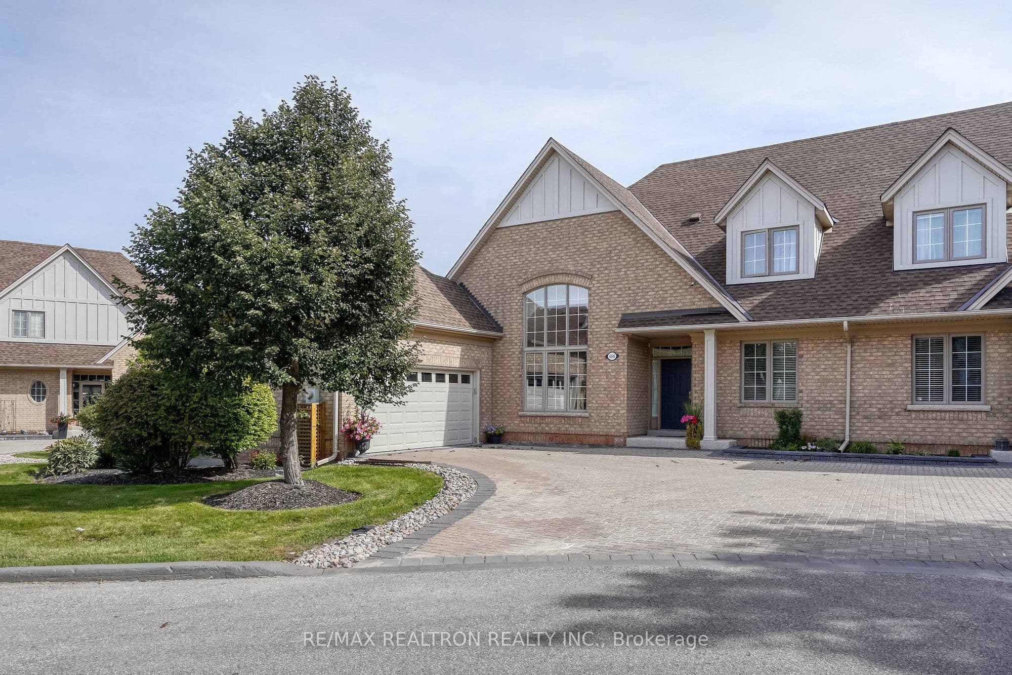 486 Falconwood Hollow photo 1