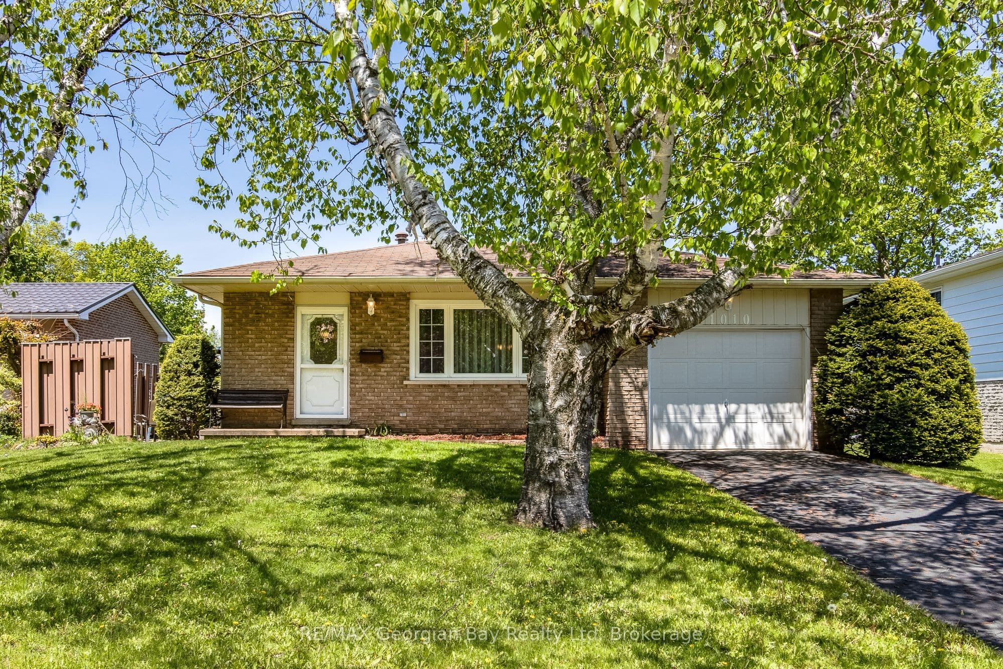 1010 Glen Eagles Crescent photo 1