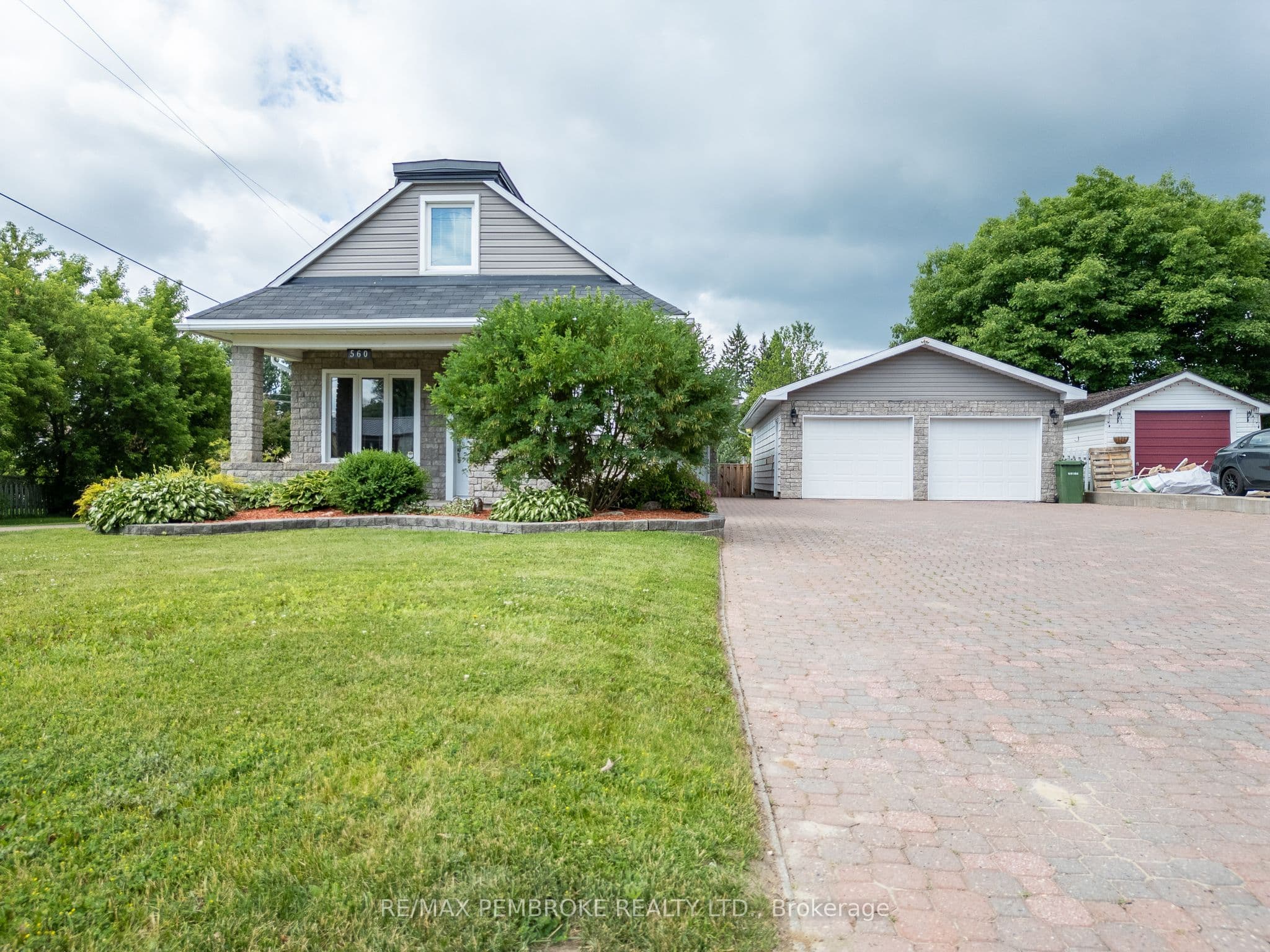 560 Boundary Road photo 1