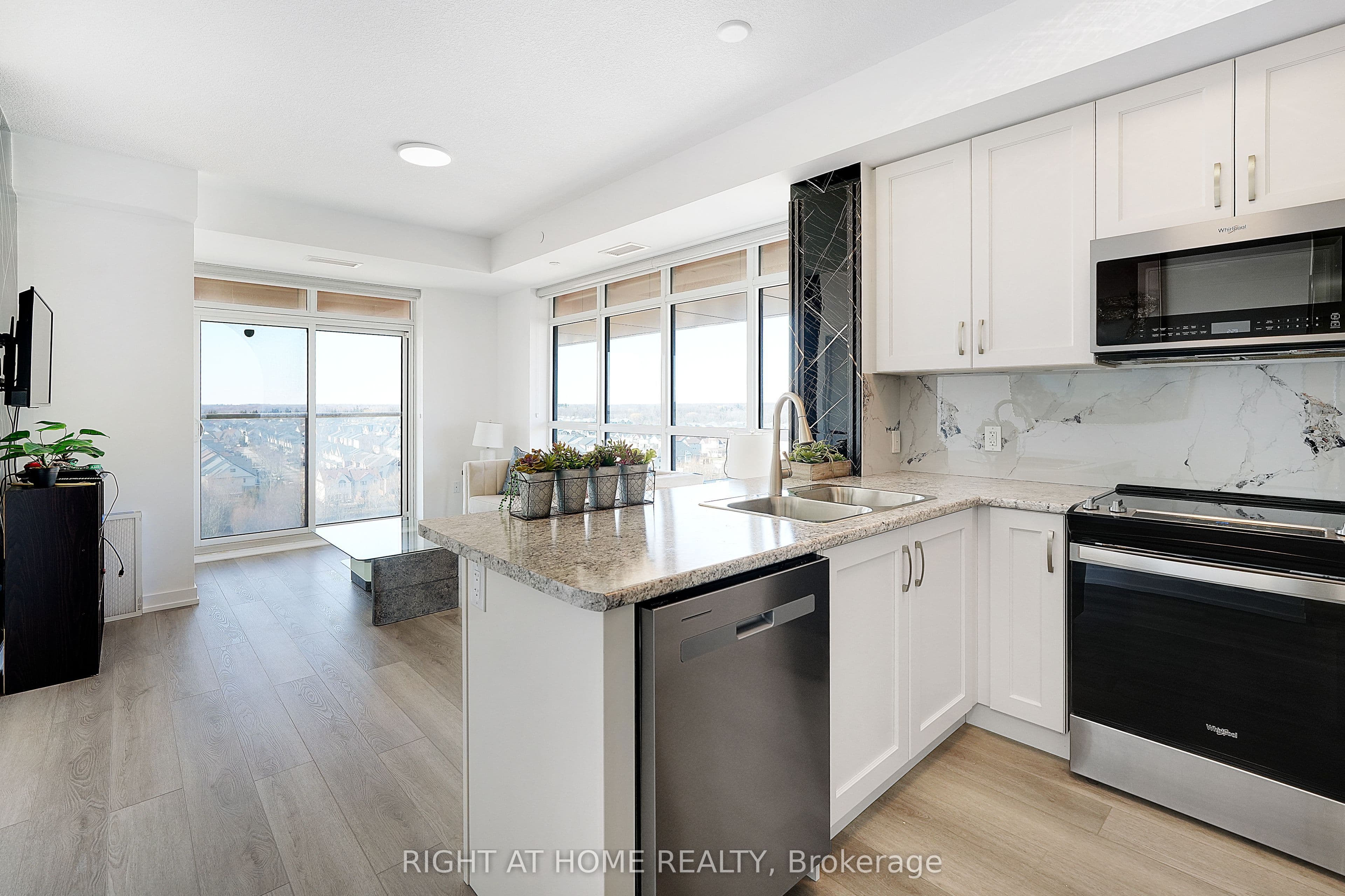 Unit 905 460 Dundas Street photo 1