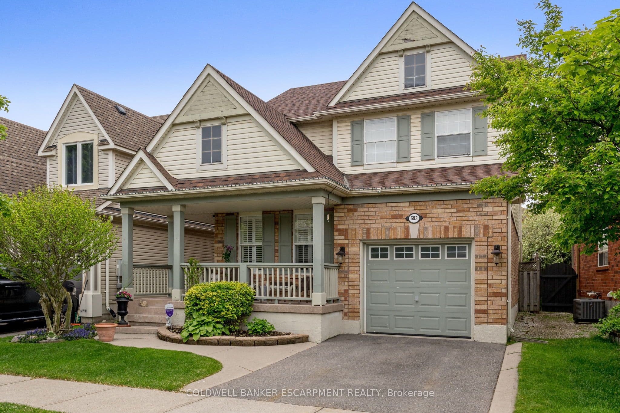 593 Caverhill Crescent photo 1