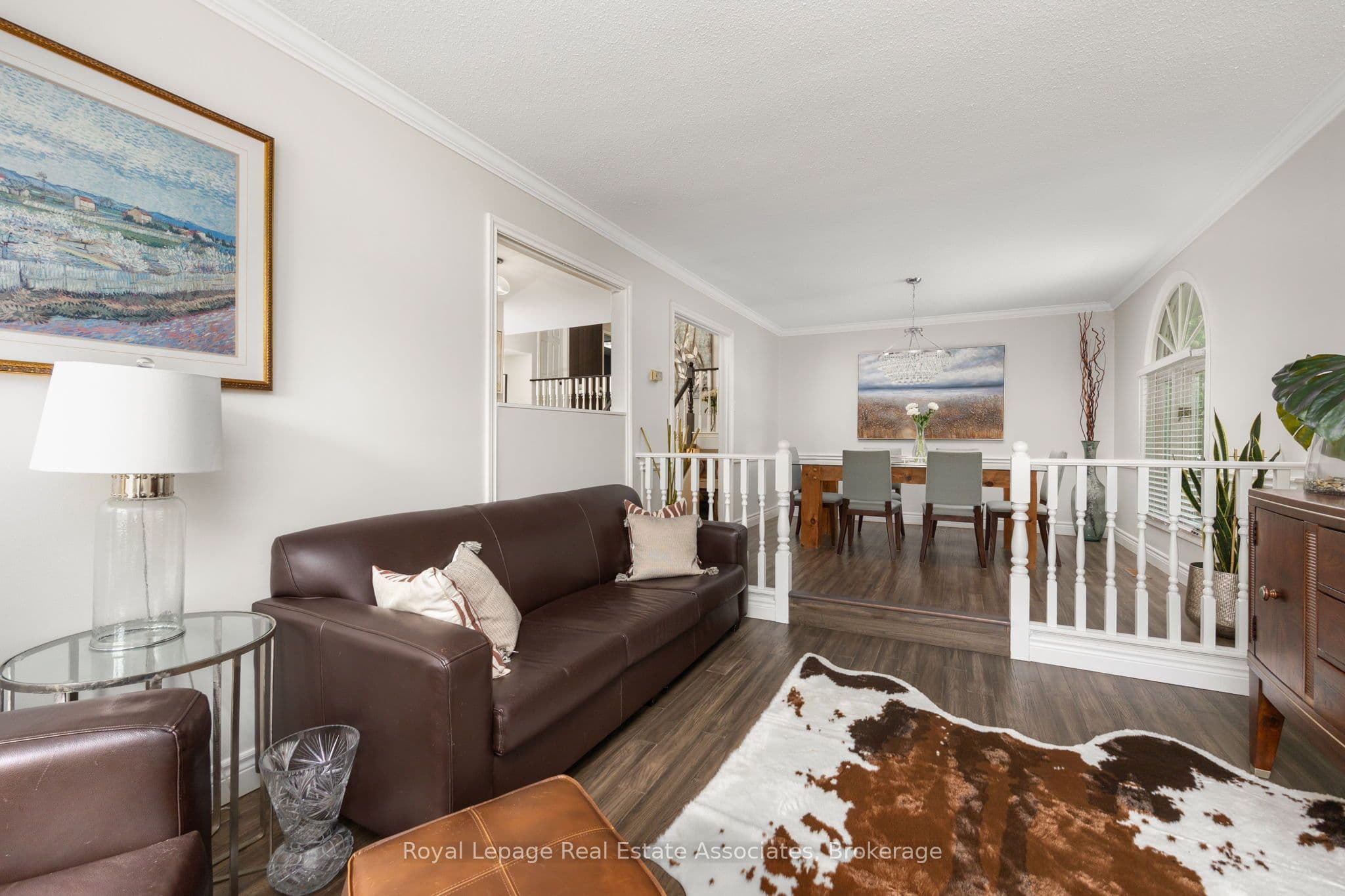 537 MATHEWMAN Crescent photo 1