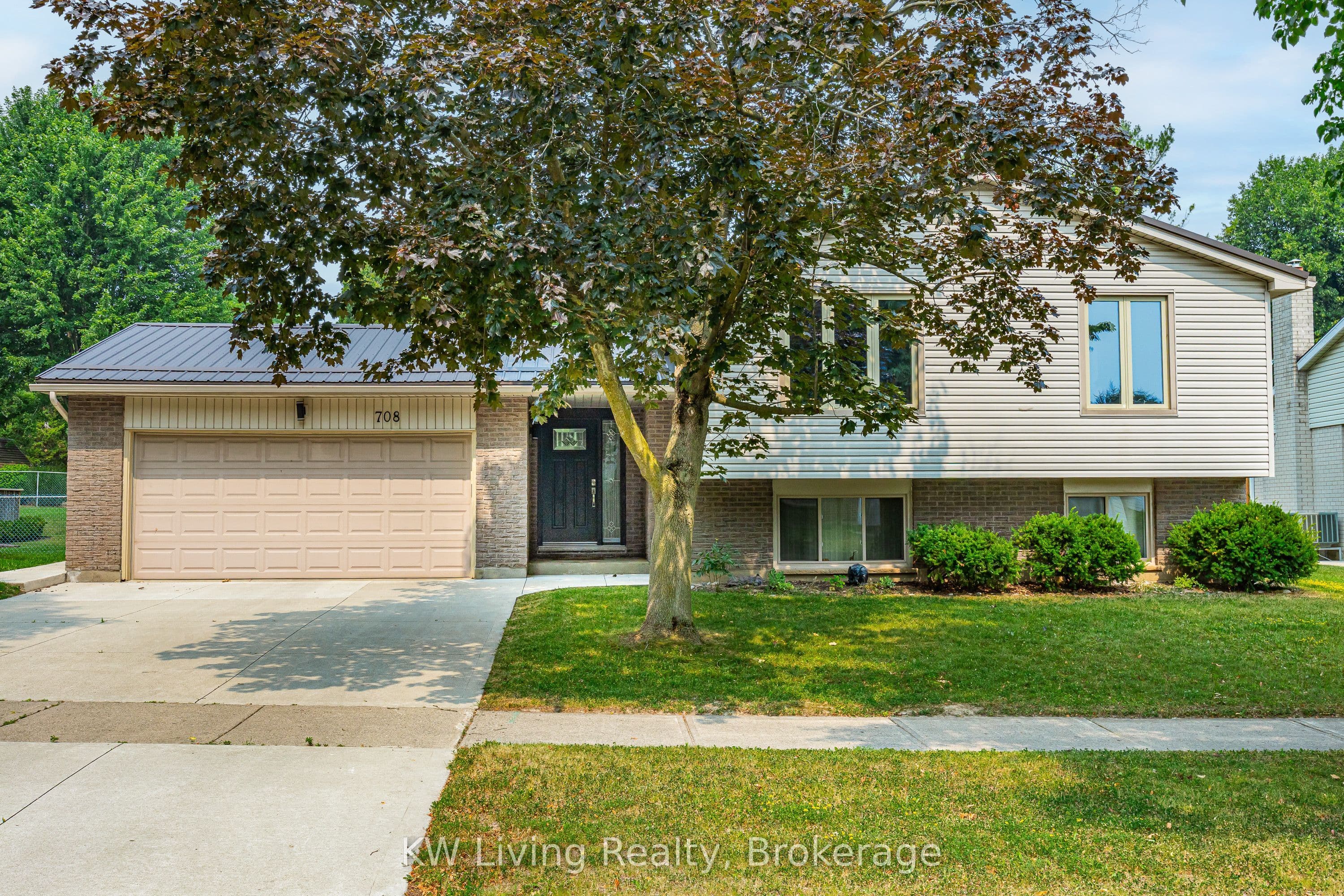 708 VILLAGE GREEN Avenue photo 1