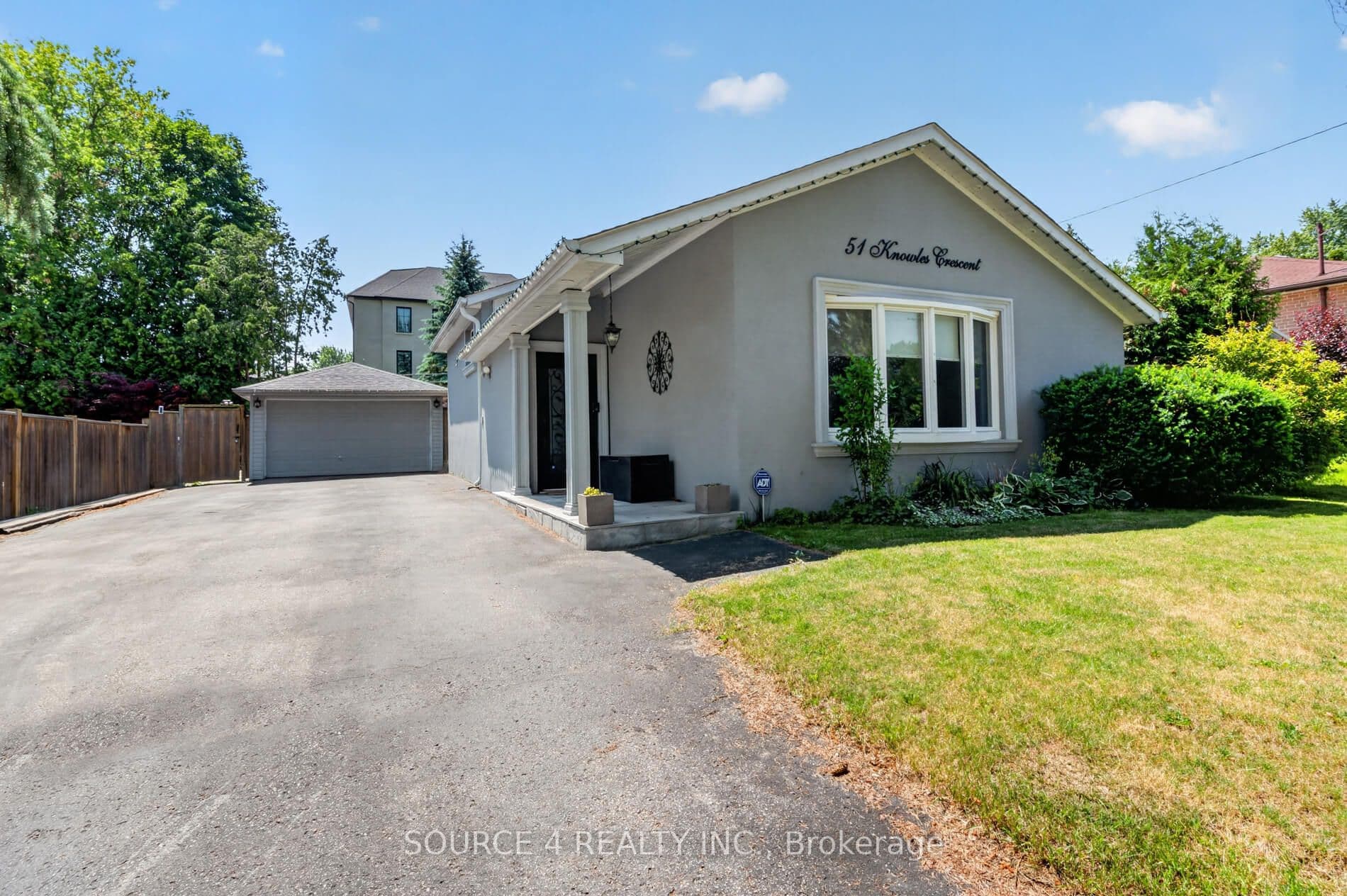 51 Knowles Crescent photo 1