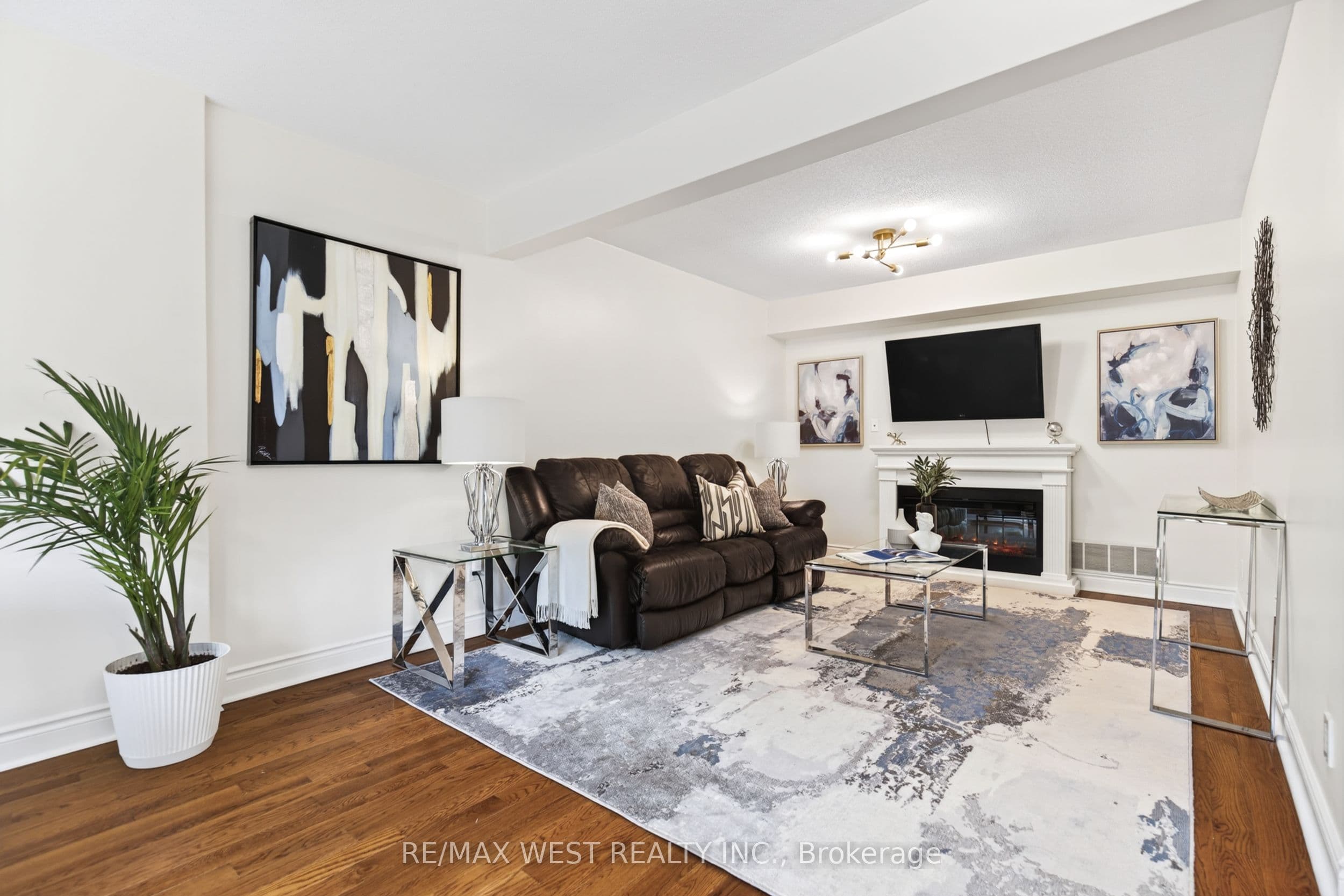 823 Hyde Road photo 1