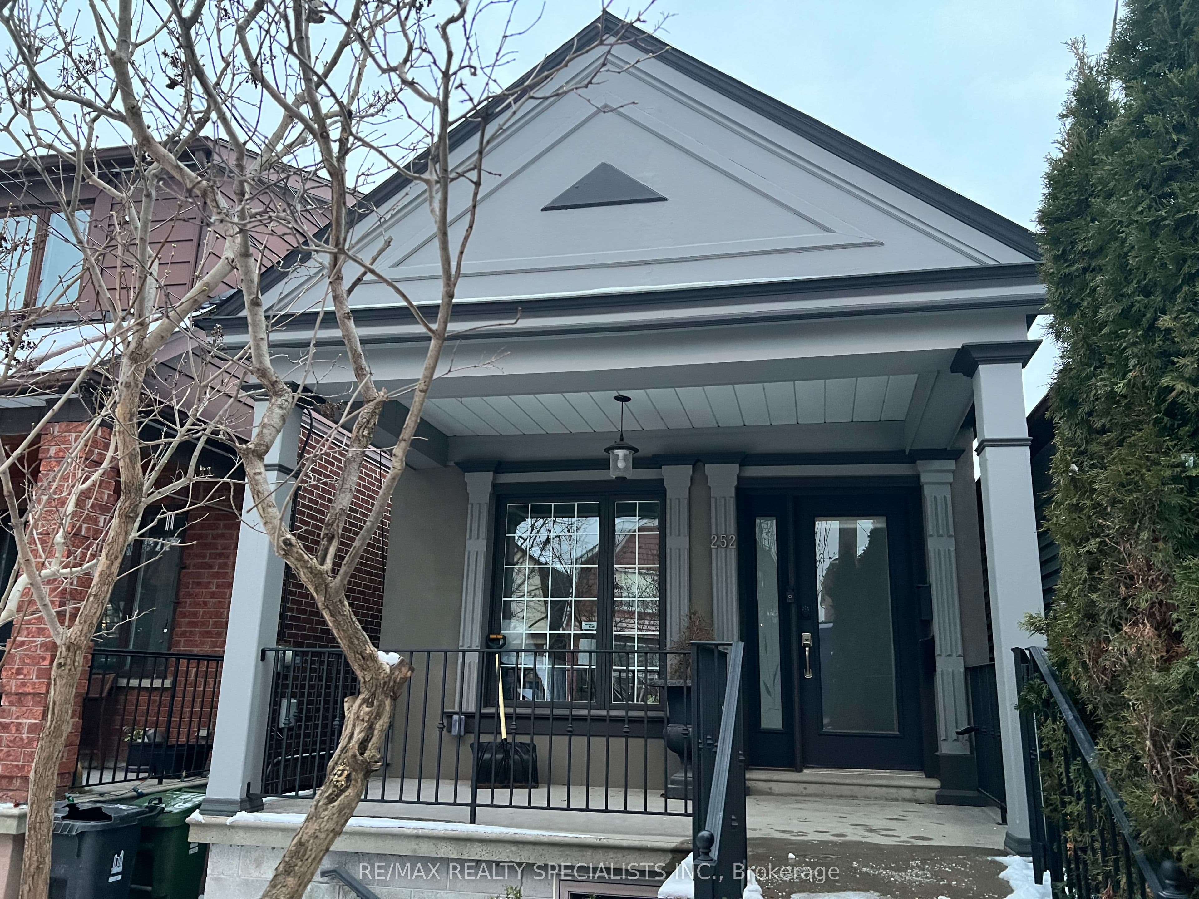 252 Earlscourt Avenue photo 1