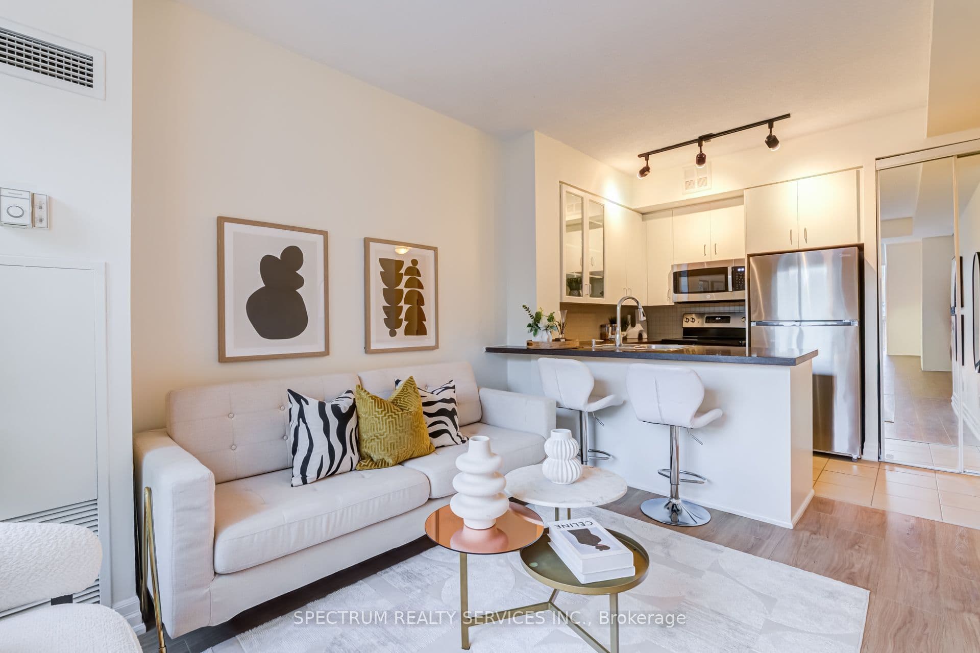 70 Alexander Street photo 1