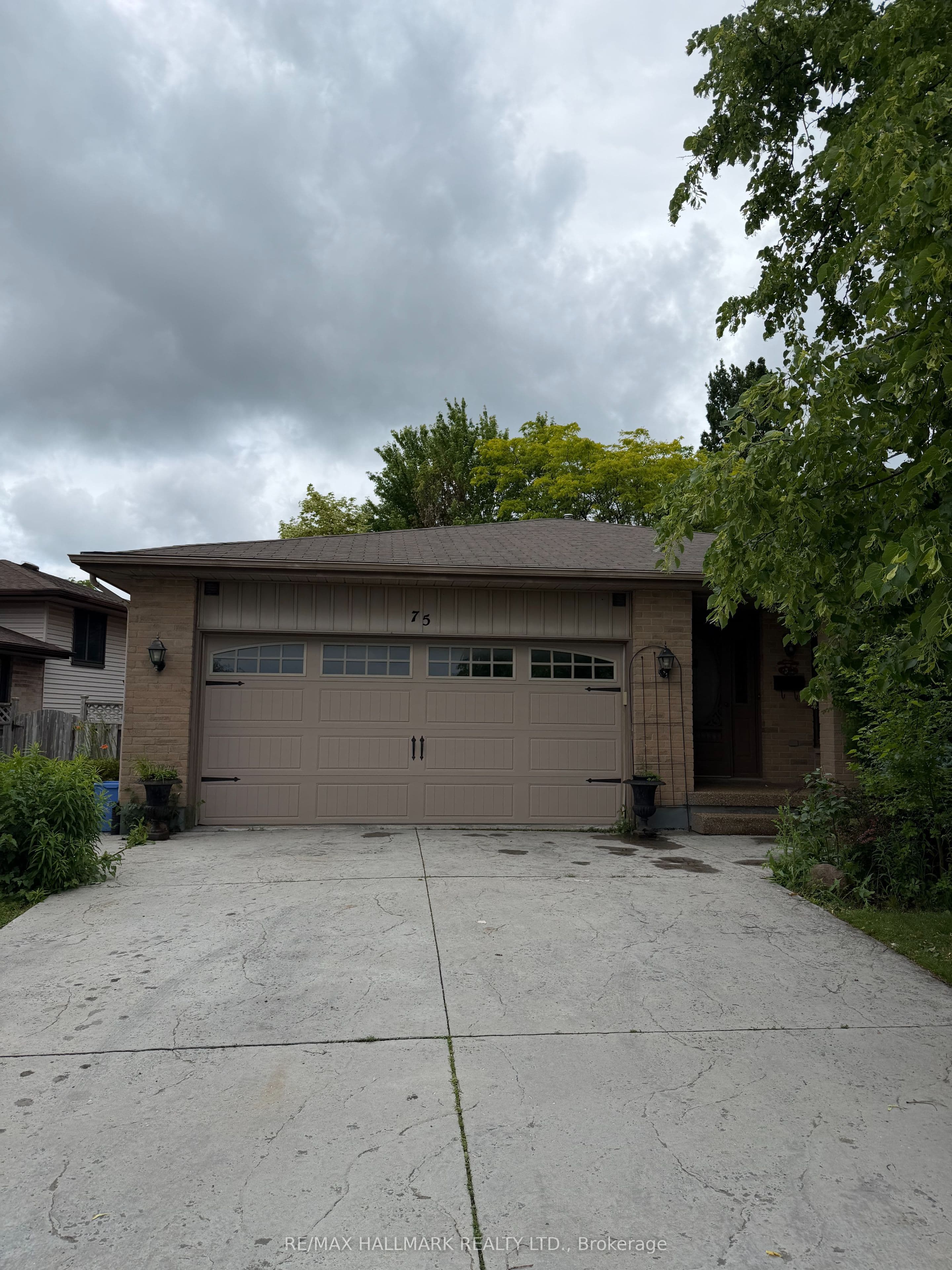 75 GOLFVIEW Crescent photo 1