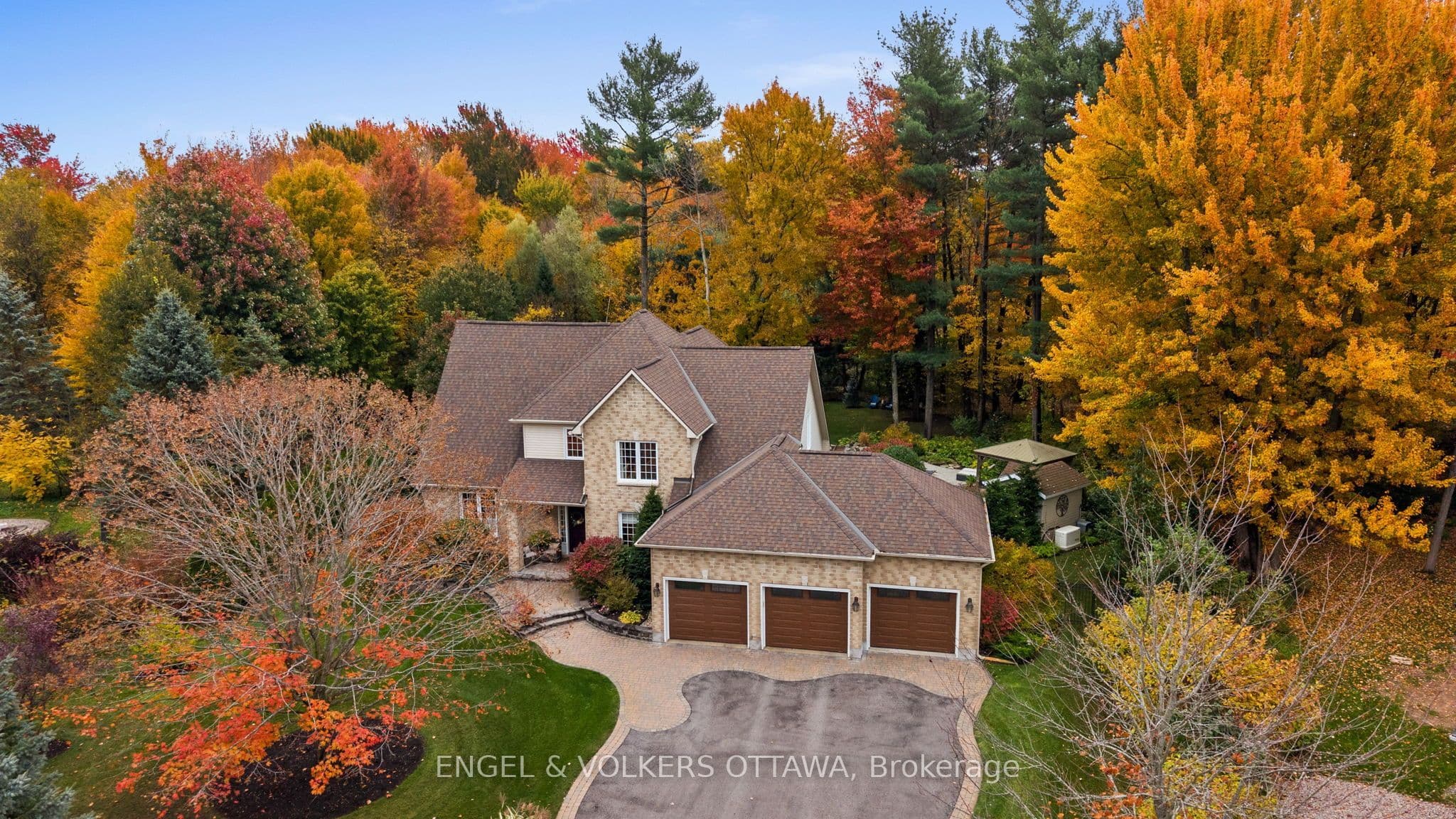 1629 Shauna Crescent photo 1