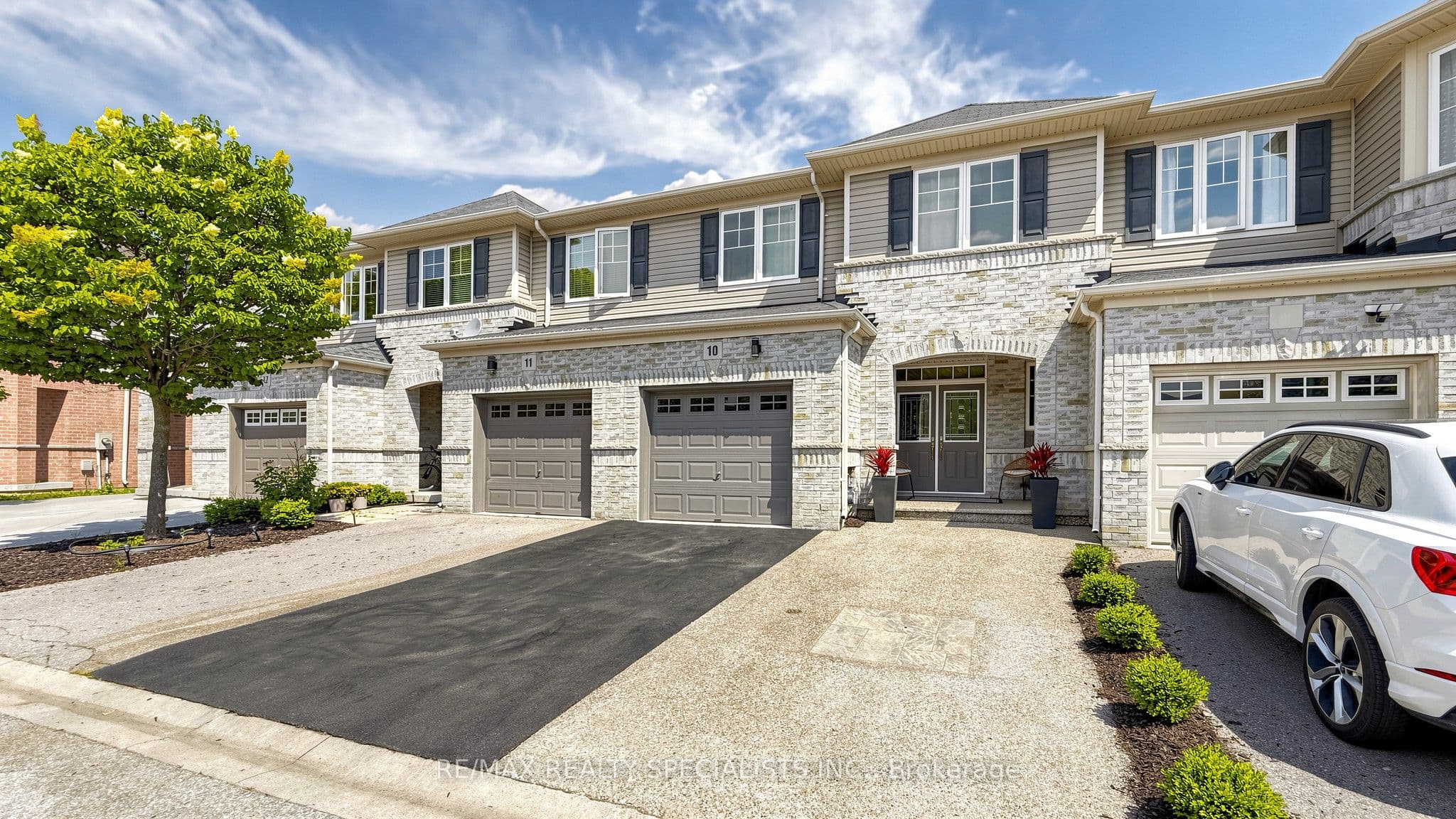 Unit 10 3275 Stalybridge Drive photo 1