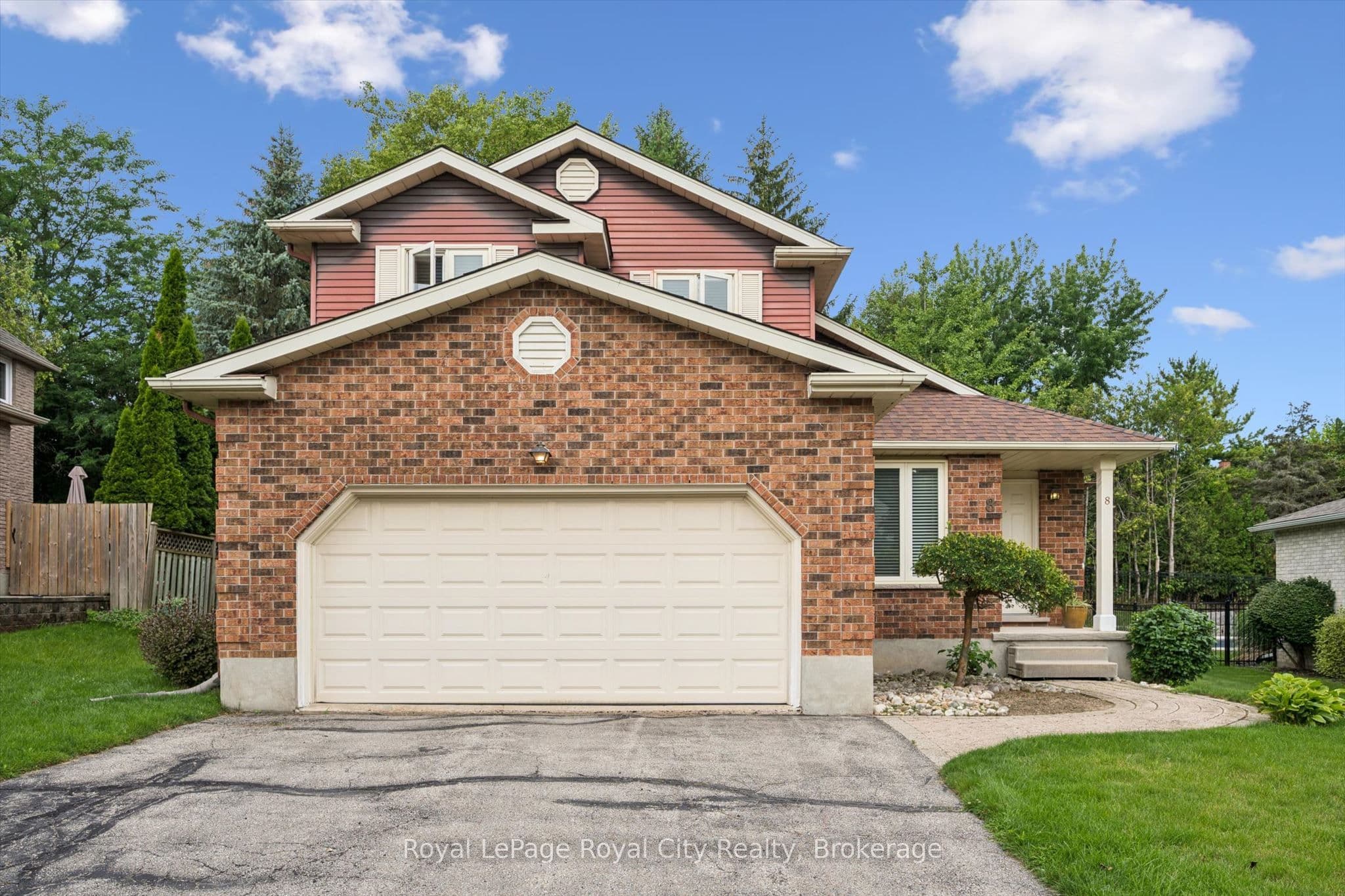 8 MOLLISON Court photo 1