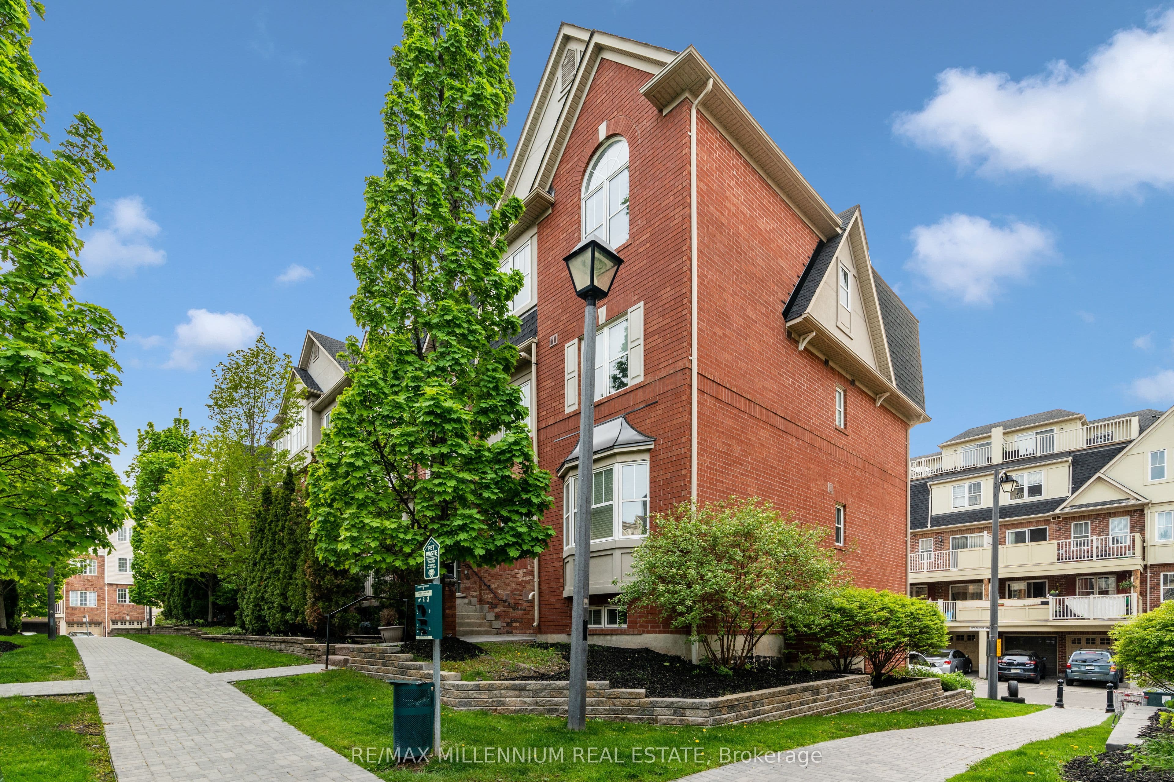 Unit 4 774 Neighbourhood Circle photo 1