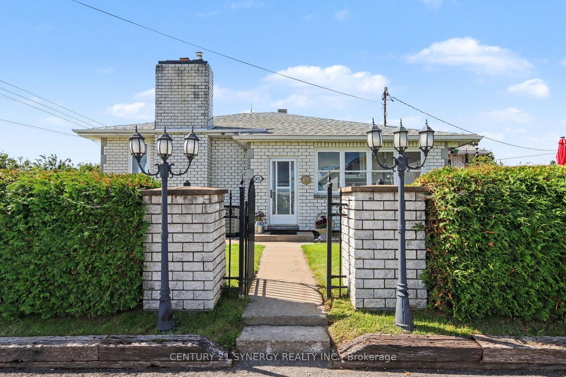 2452 Colonial Road photo 1