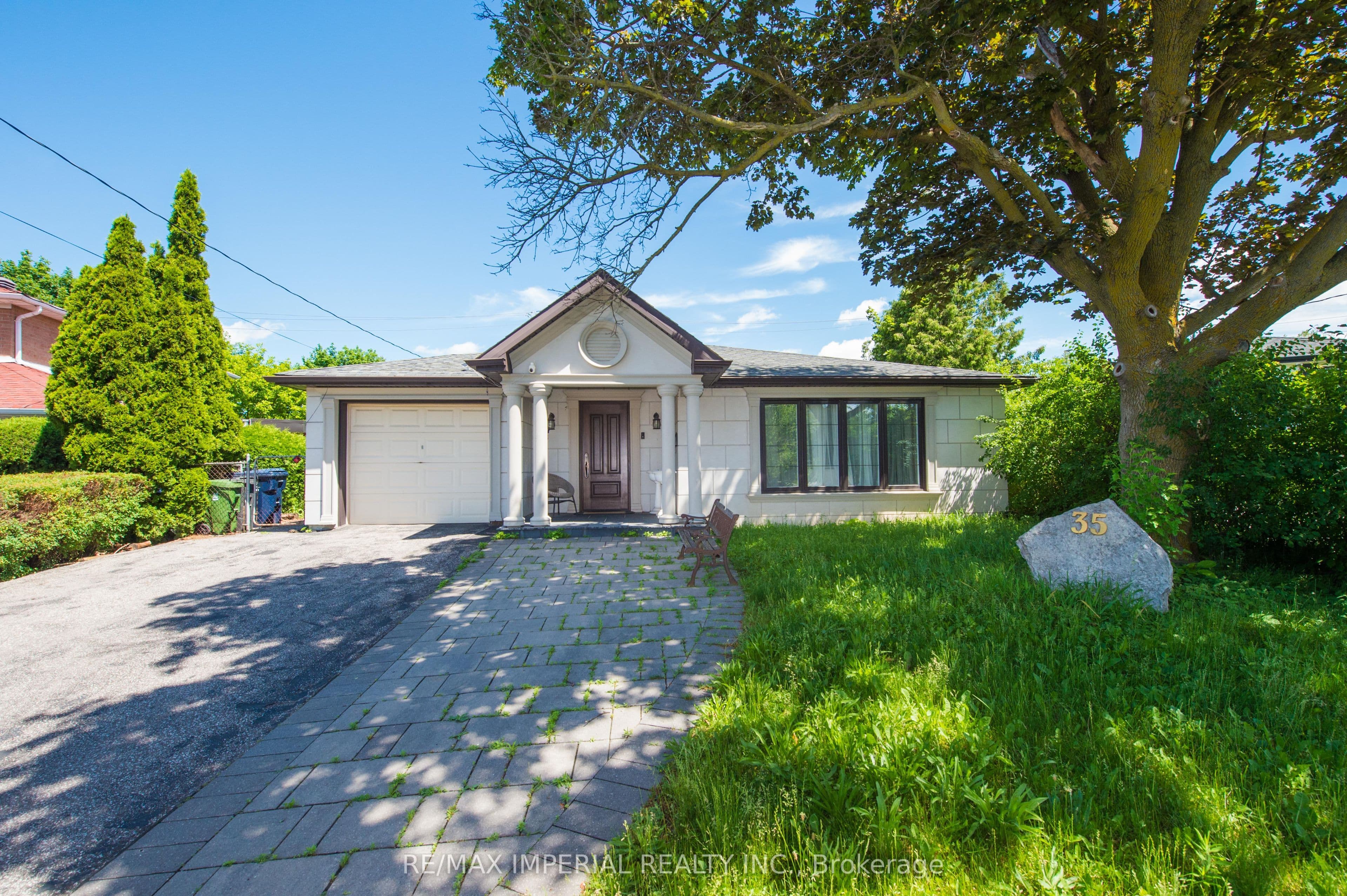 35 Waddington Crescent photo 1