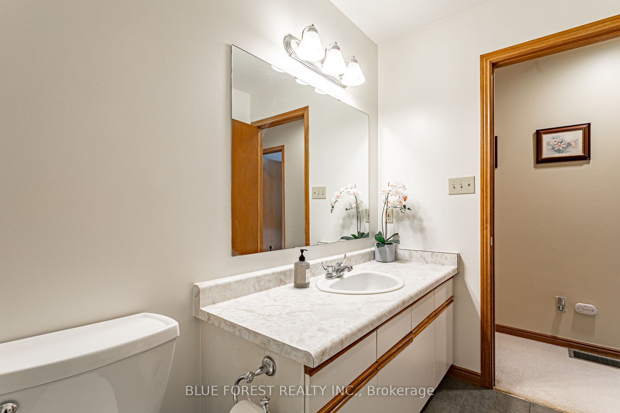 385 Wellington Street photo 1