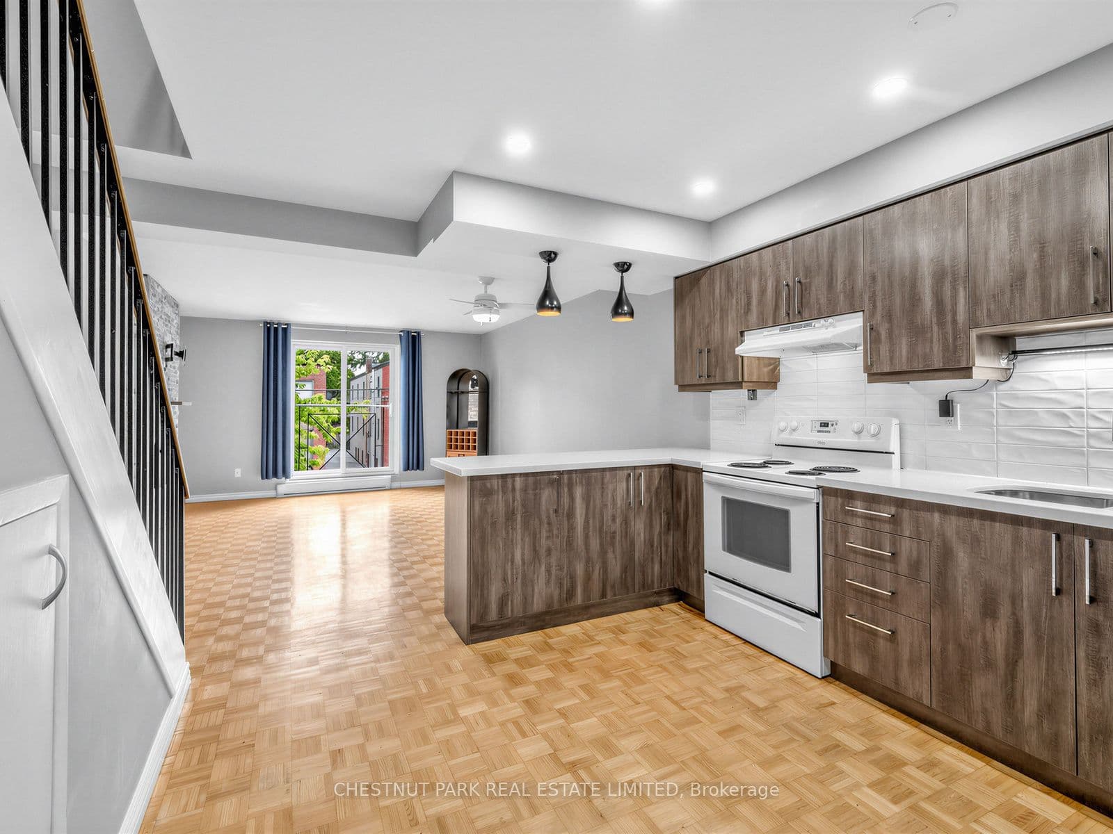 Unit 3 880 Broadview Avenue photo 1