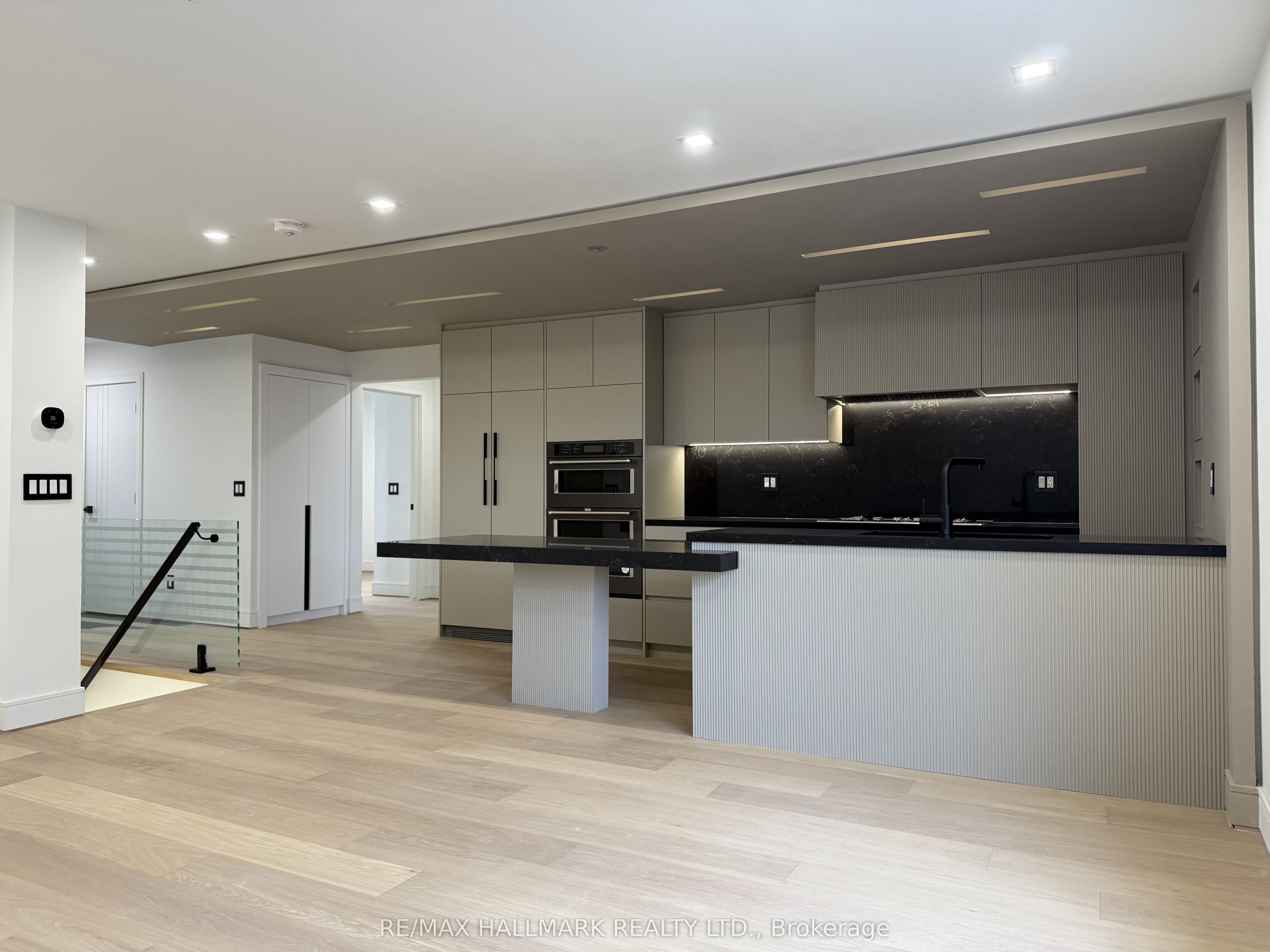 Unit Main Floor 189 Lloyd Avenue photo 1
