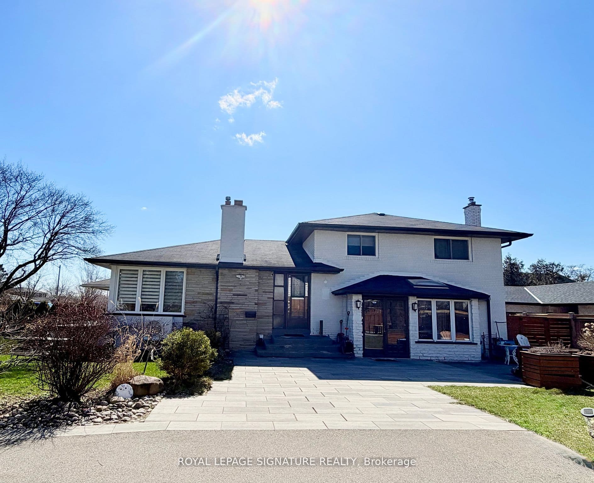 2263 Harcourt Crescent photo 1