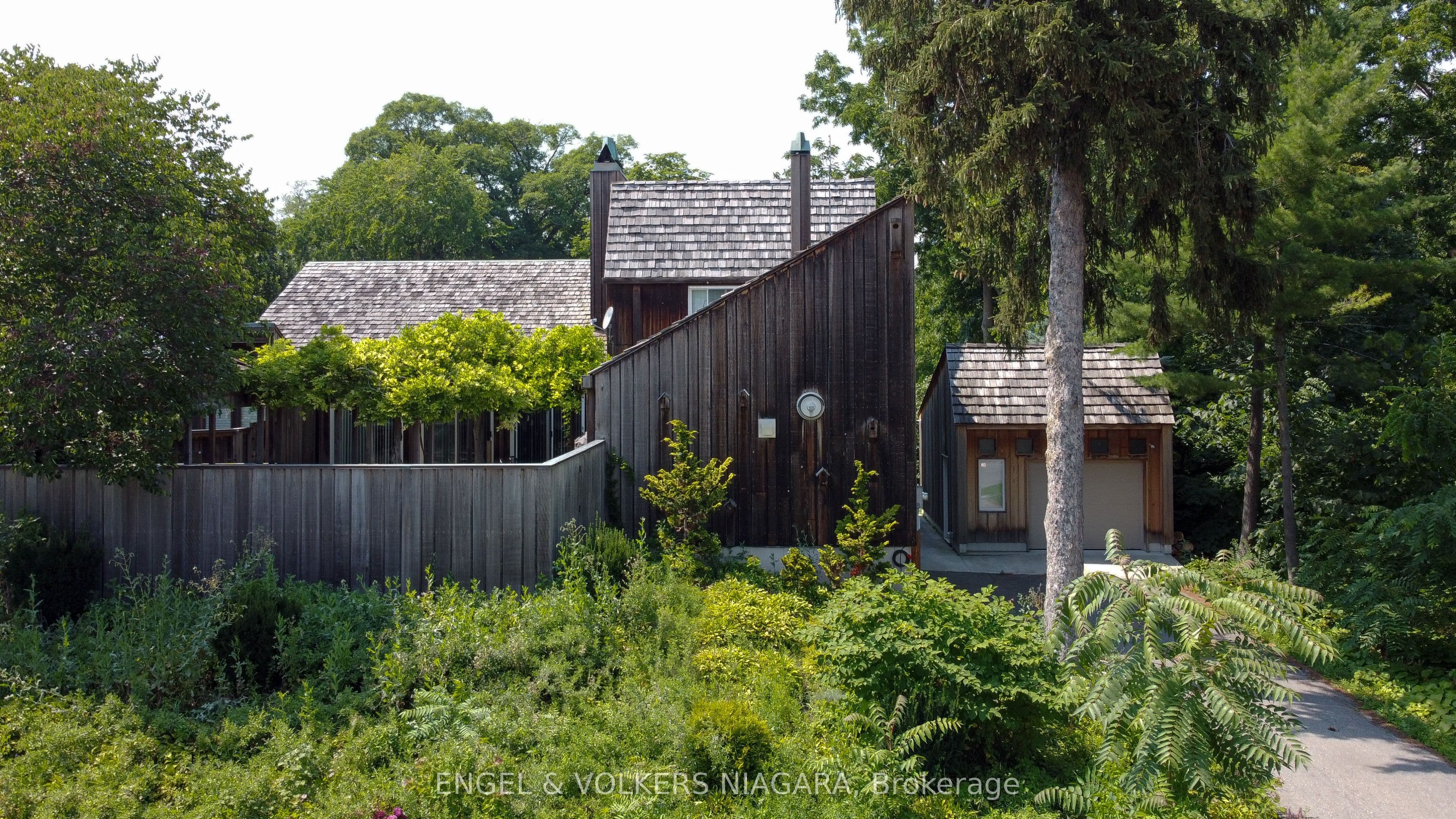 89 Byron Street photo 1