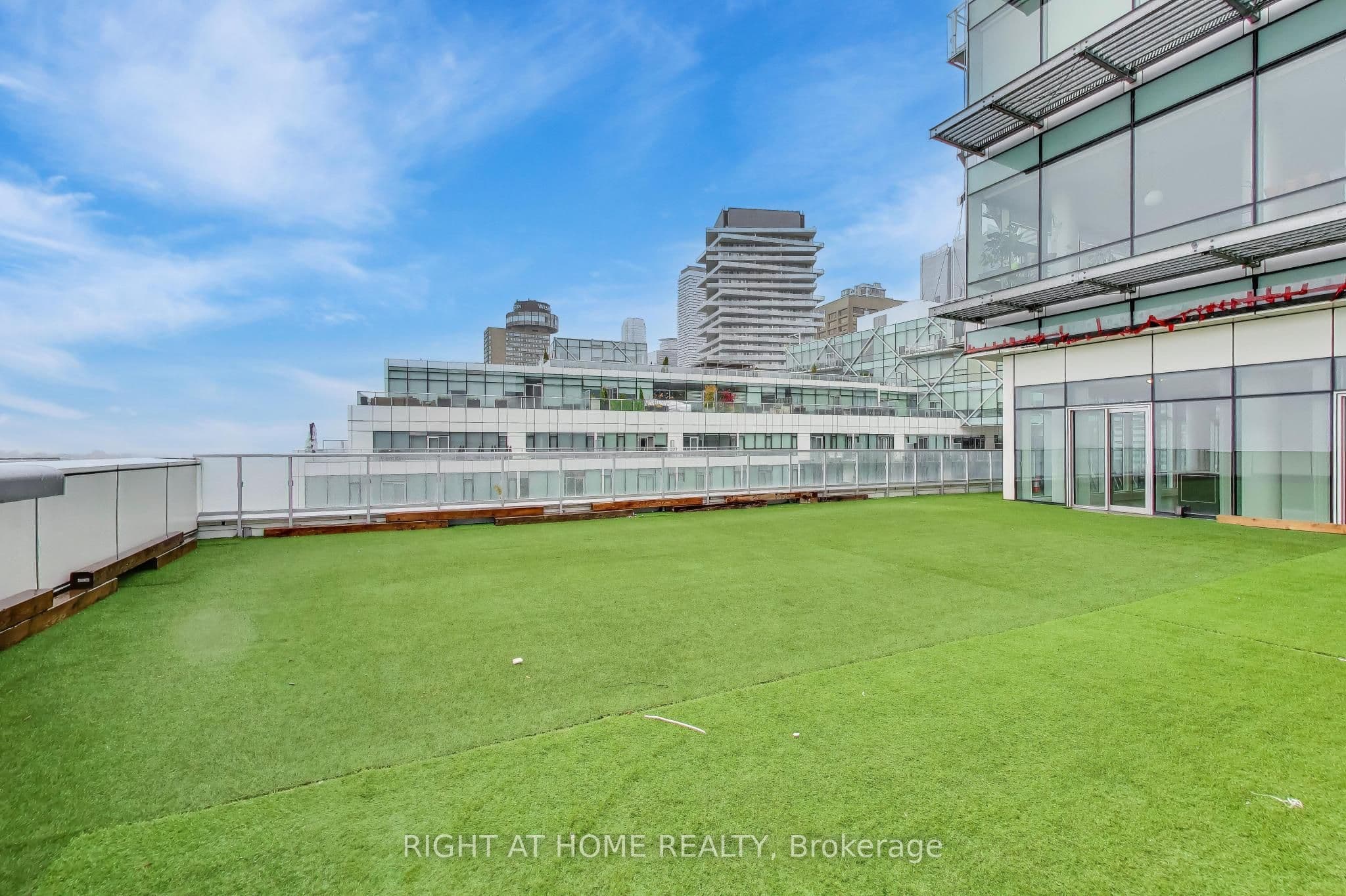 Unit 1126 39 Queens Quay photo 1