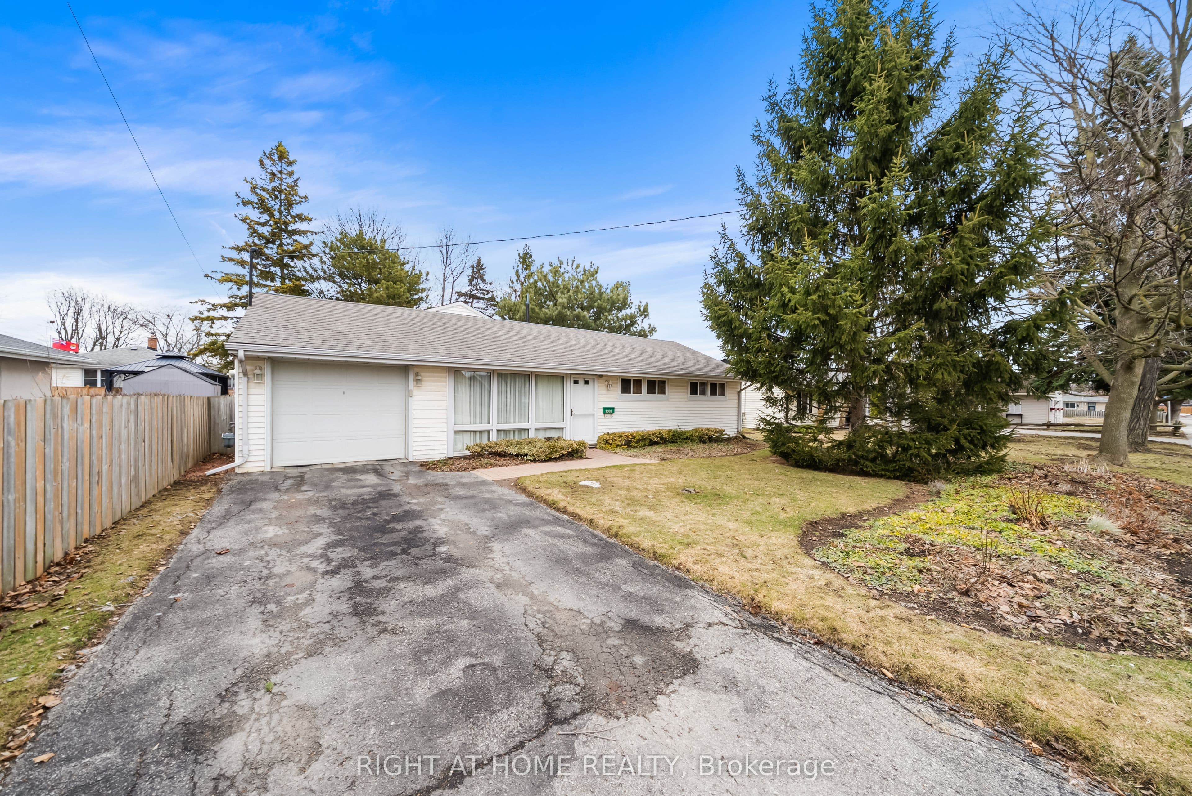 1002 Dunlop Street photo 1
