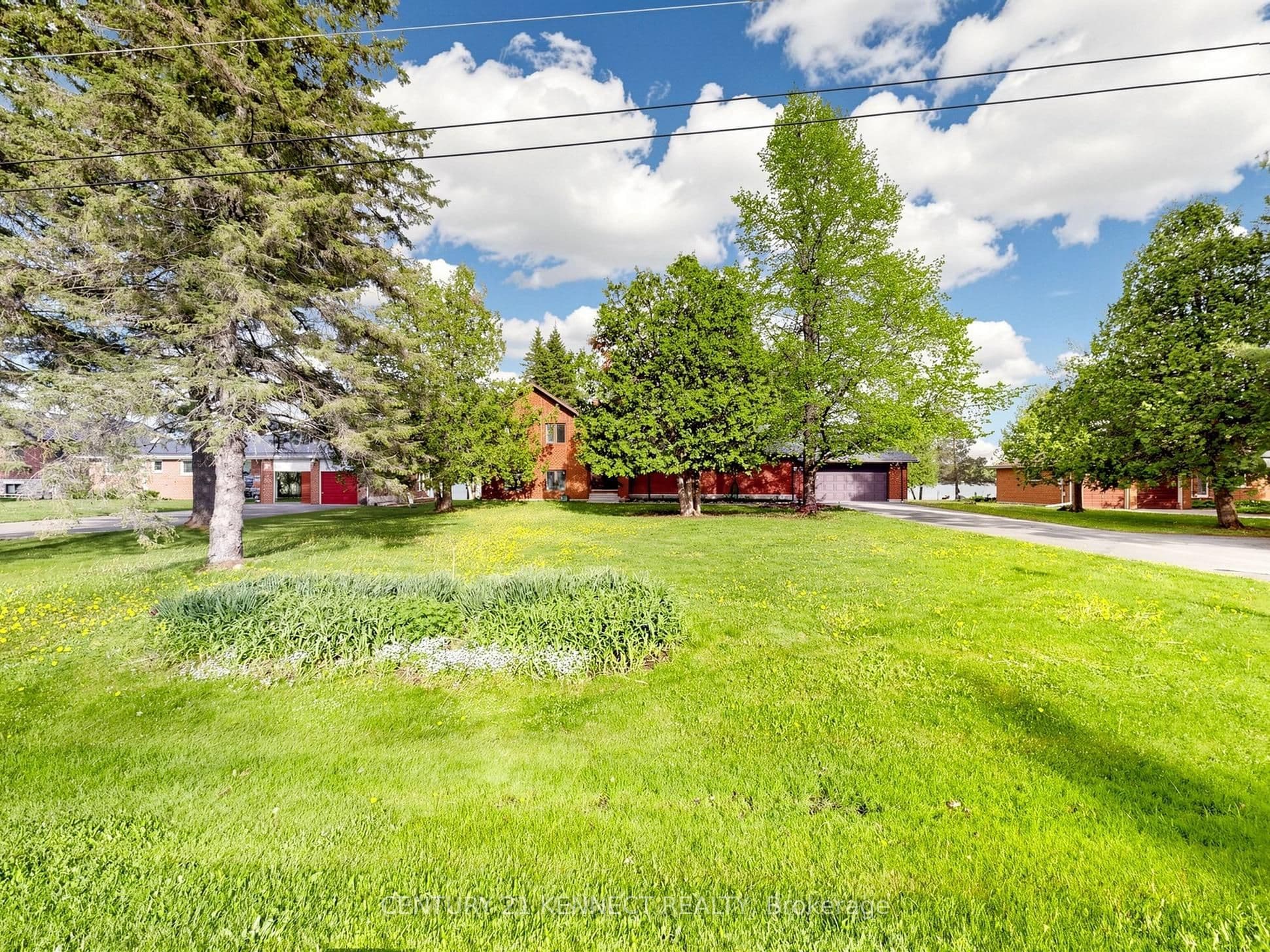 44 Pinewood Boulevard photo 1