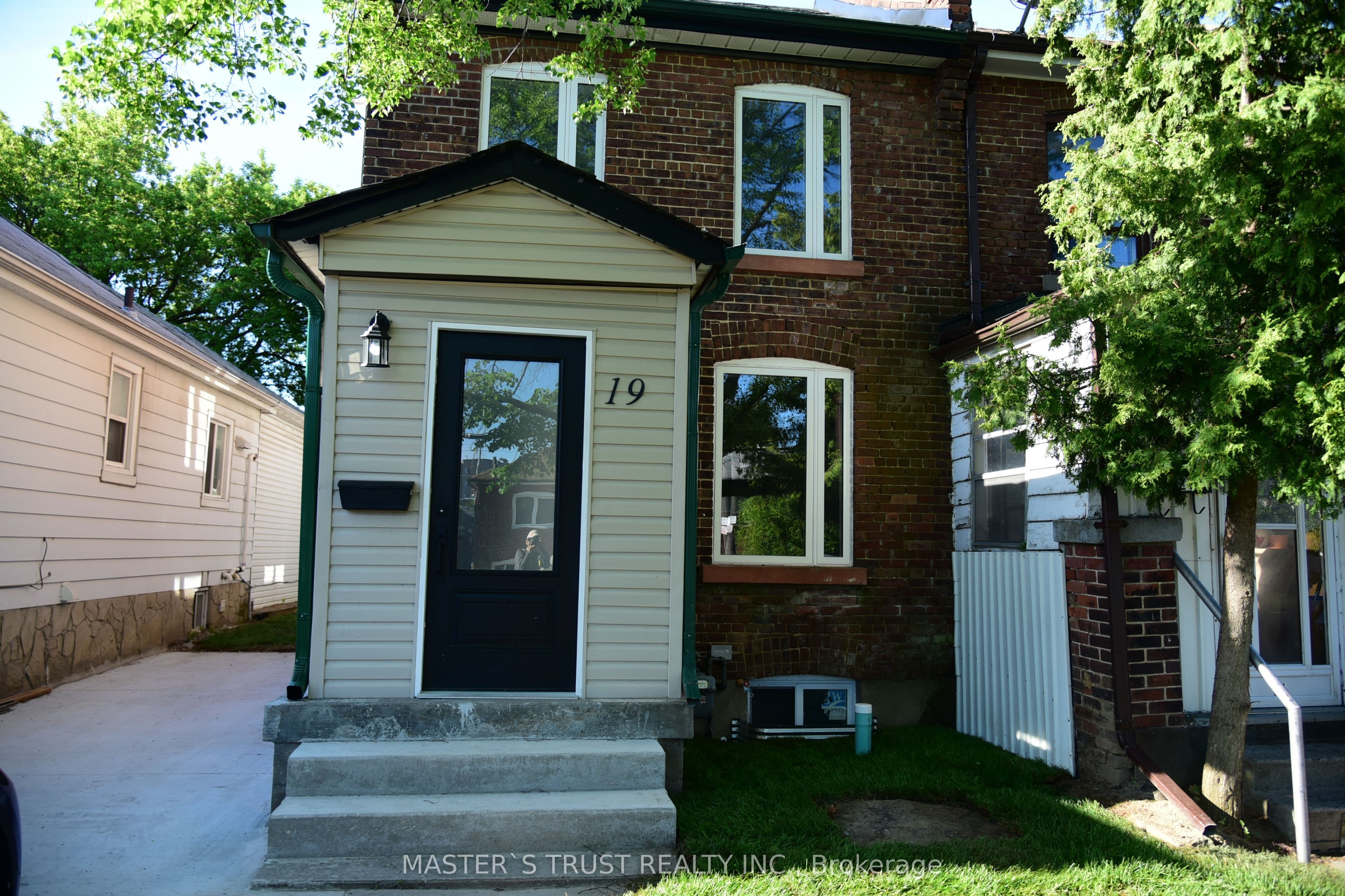 19 Emmett Avenue photo 1