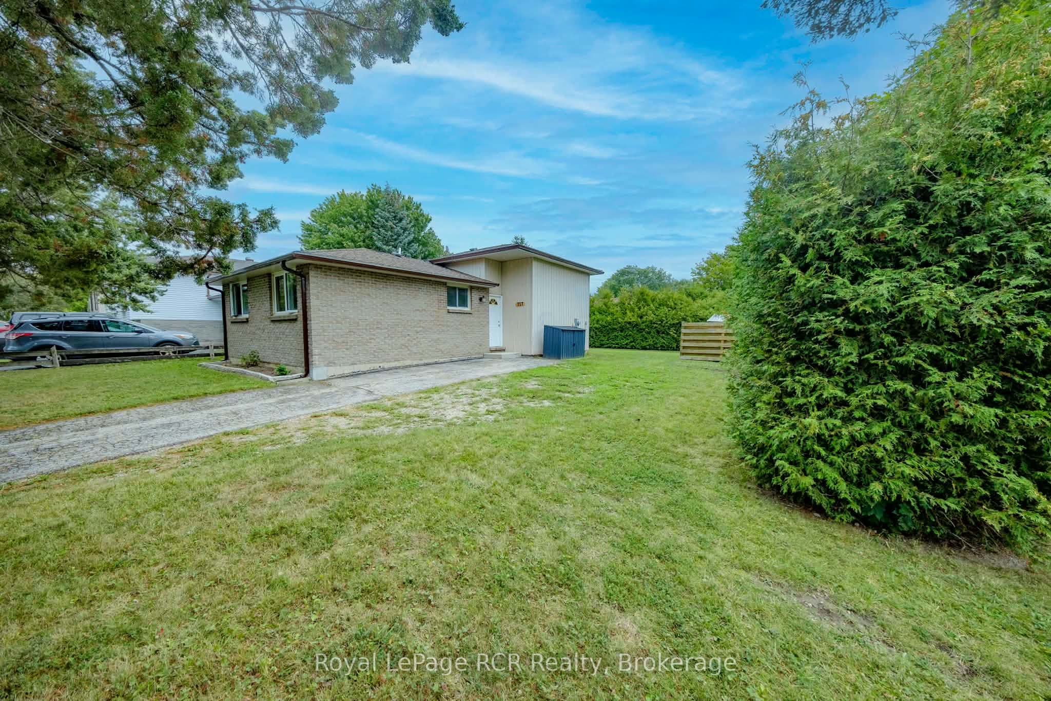 727 Johnston Crescent photo 1