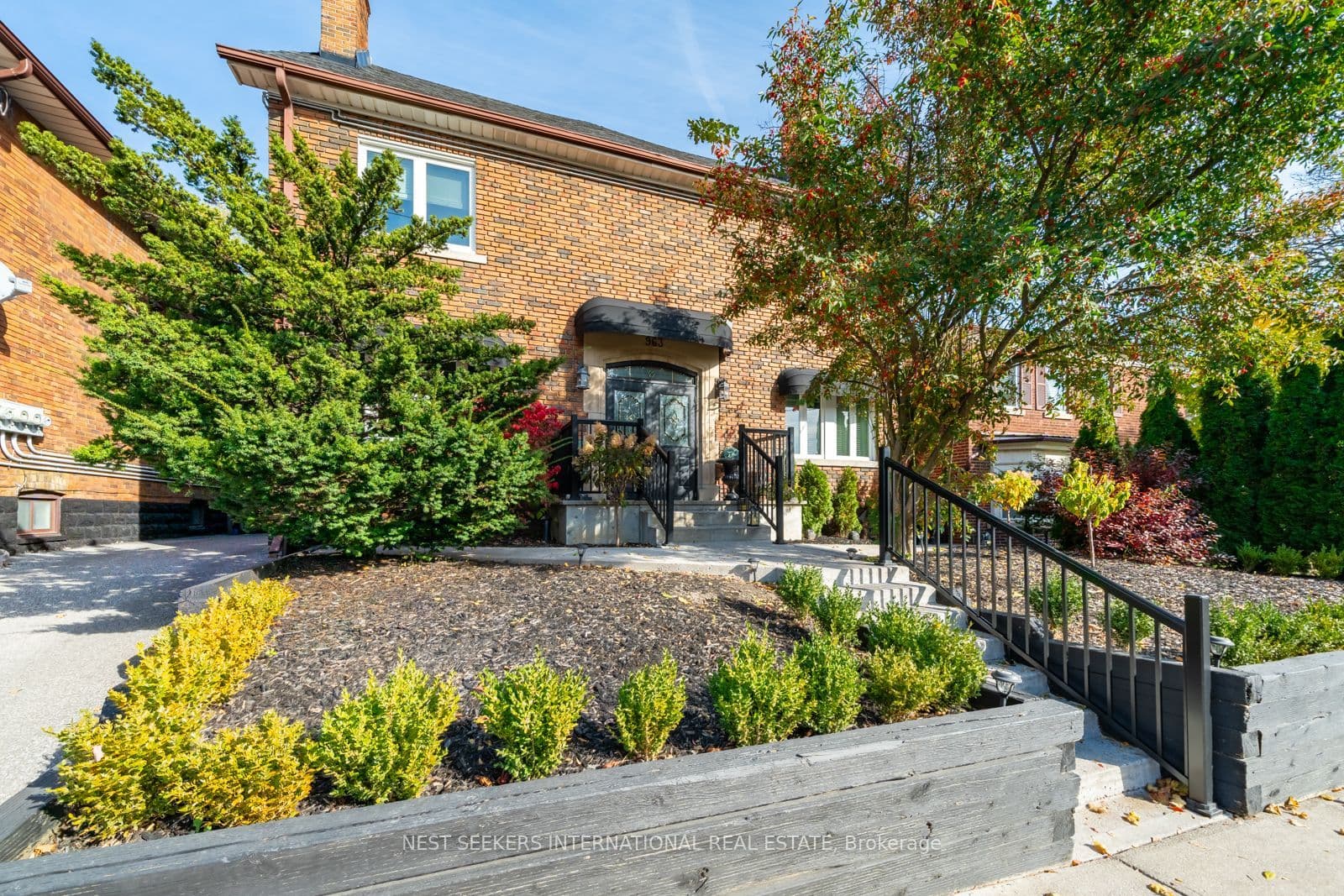 Unit 5 963 Avenue Road photo 1