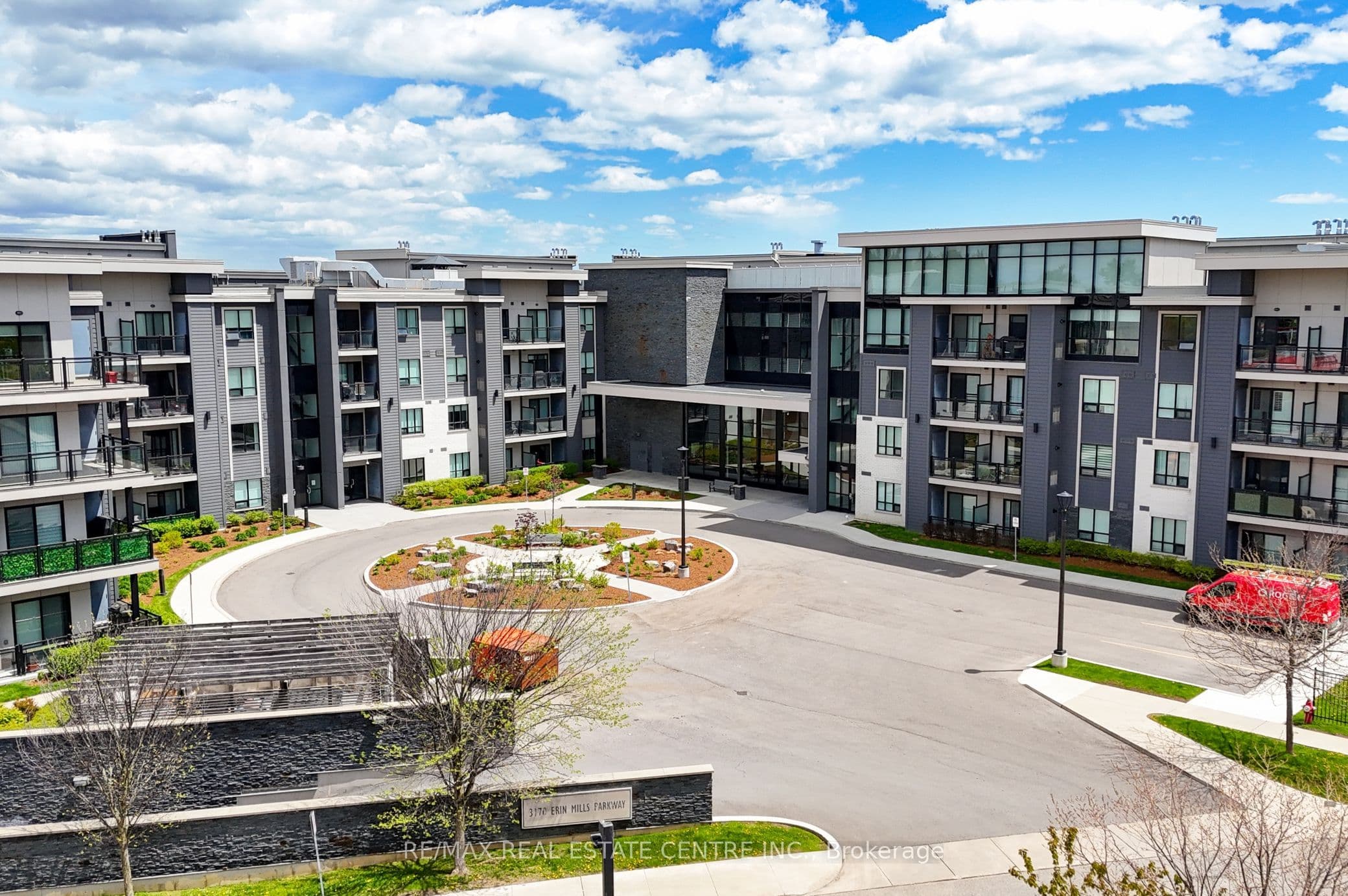 Unit 103 3170 Erin Mills Parkway photo 1