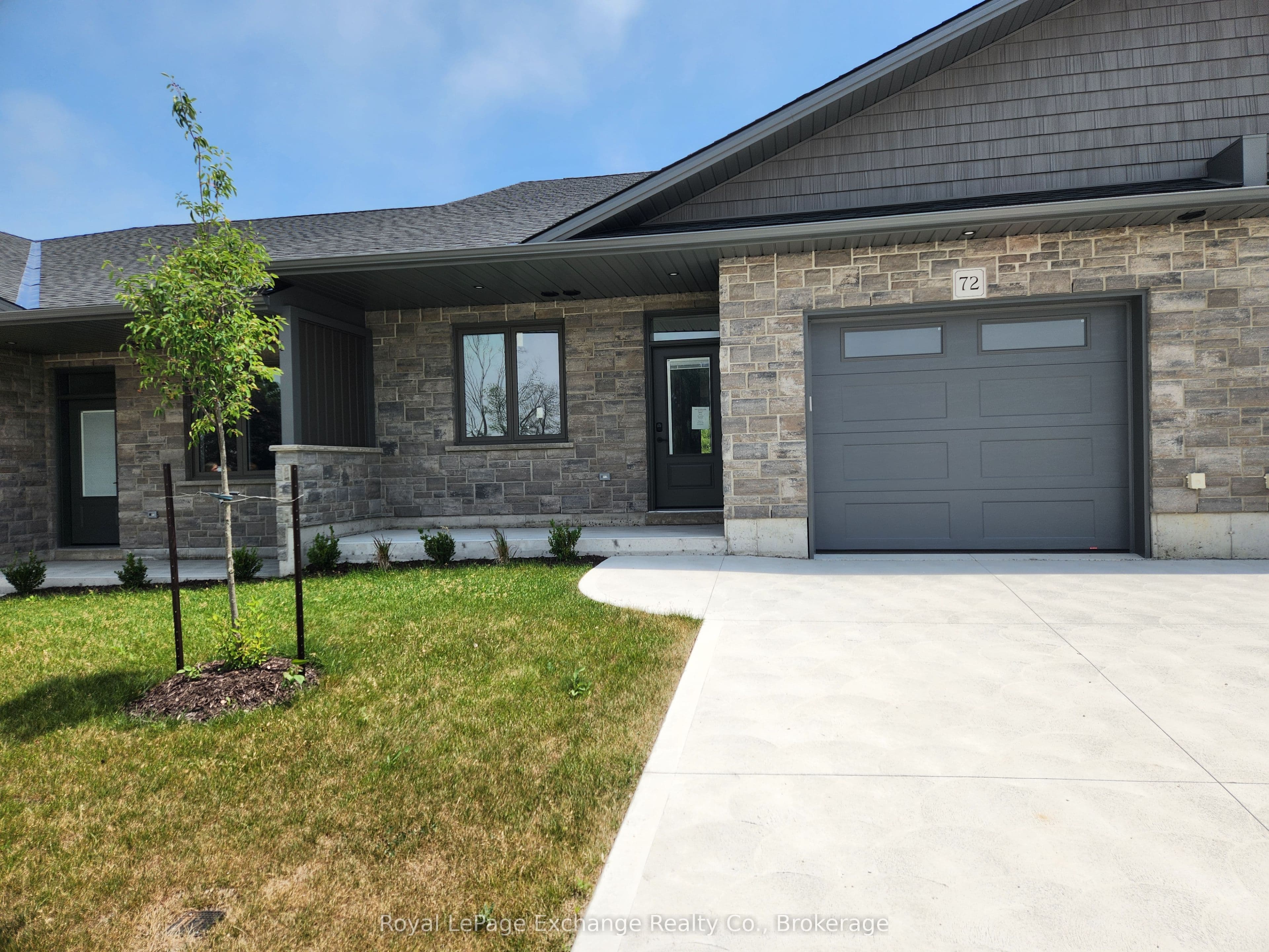 16 Mercedes Crescent photo 1