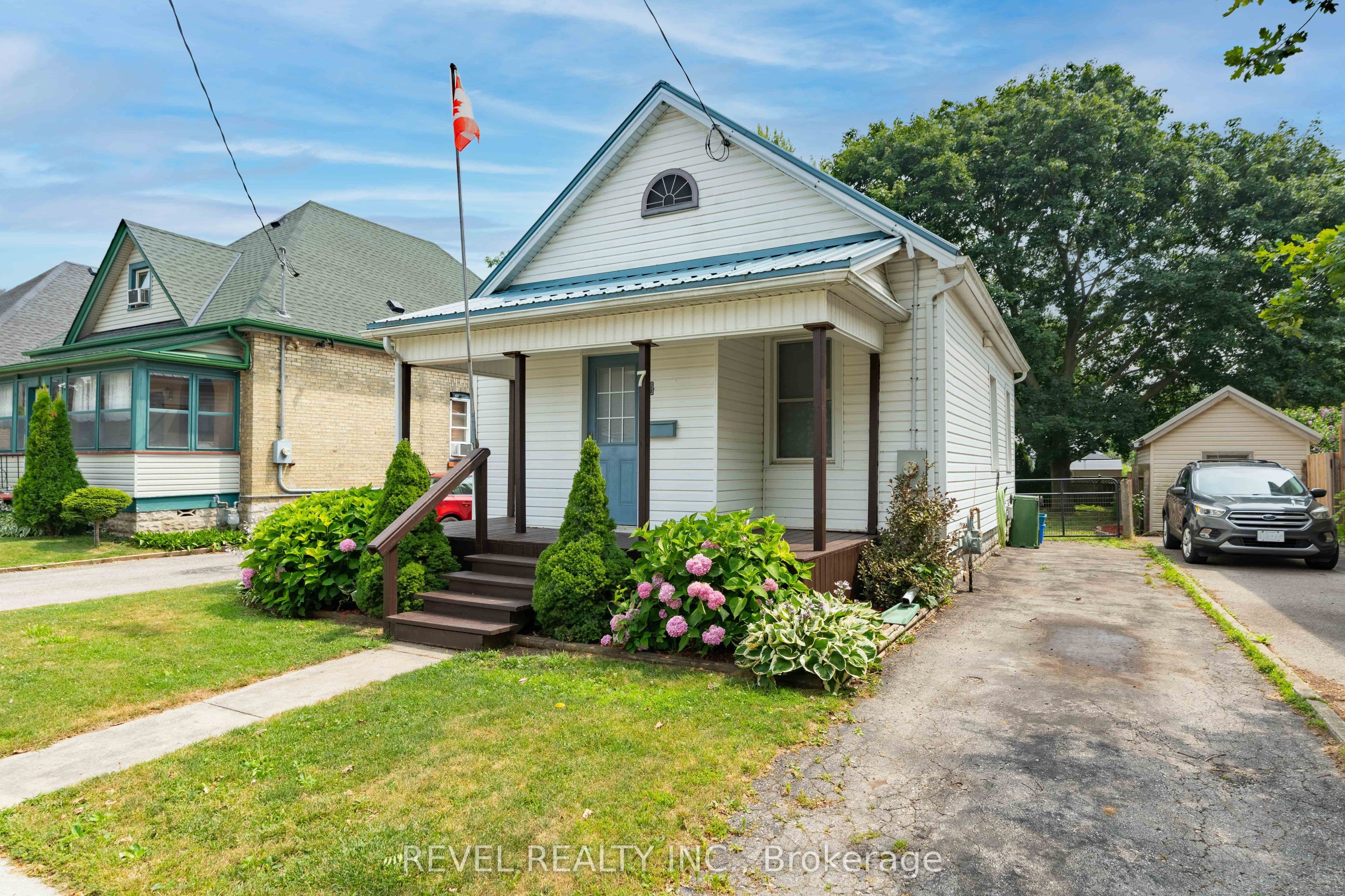 7 Maple Street photo 1