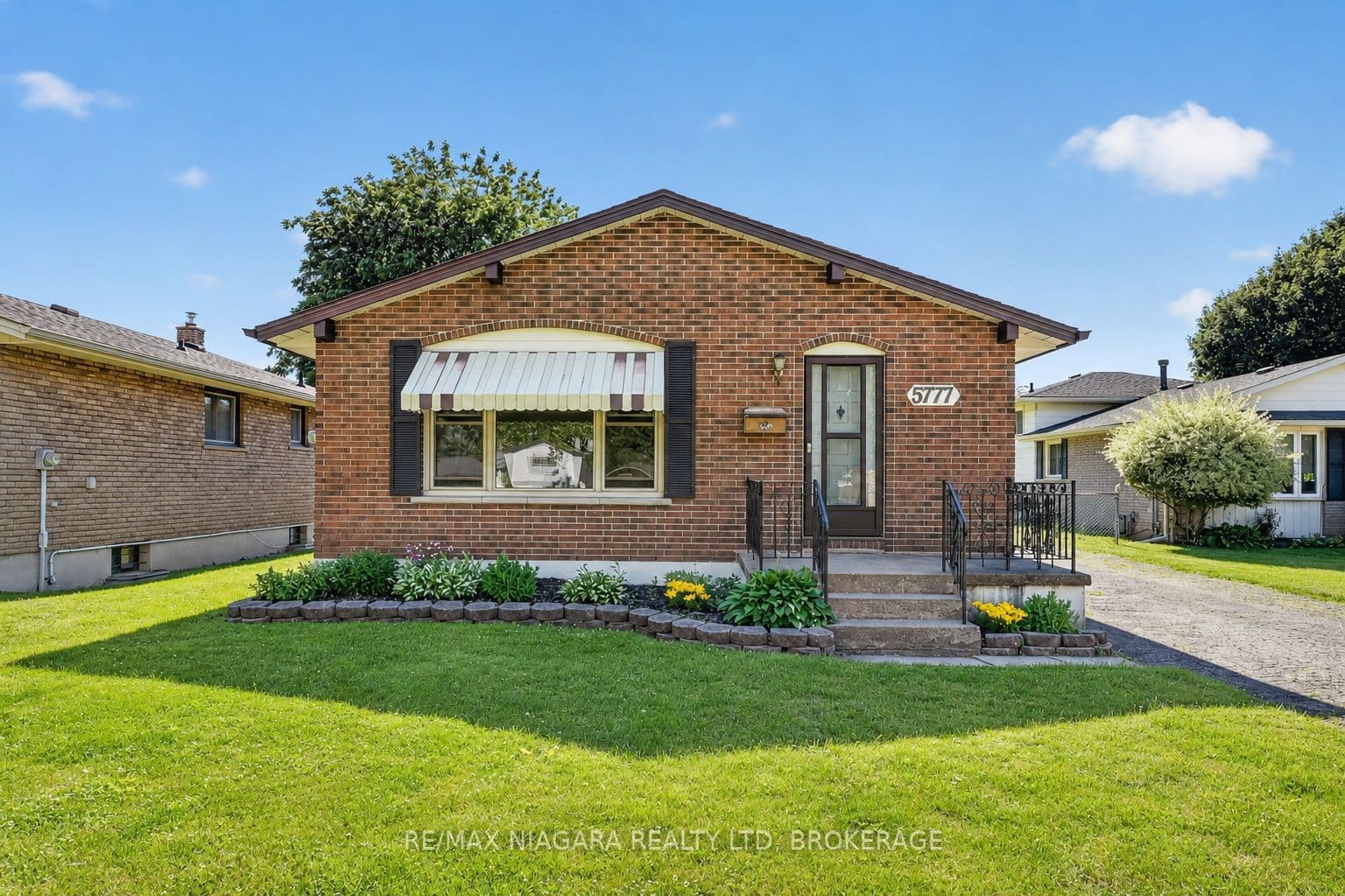 5777 Sunnylea Crescent photo 1