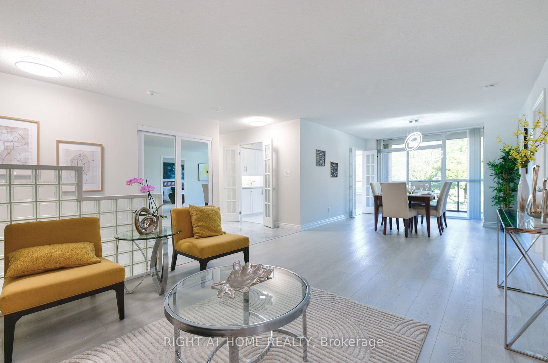 Unit 215 3181 Bayview Avenue photo 1