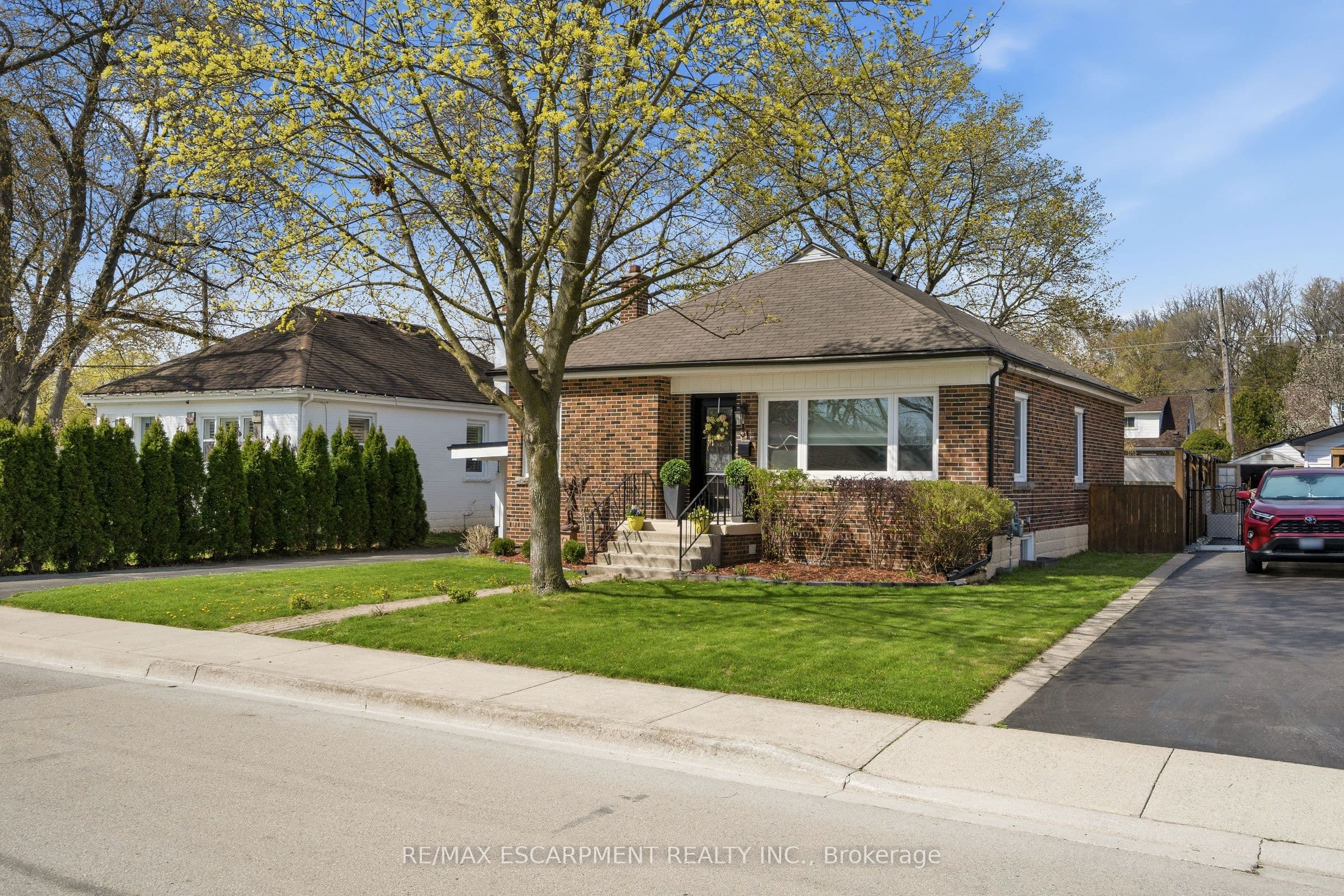 31 CAMERON Avenue photo 1