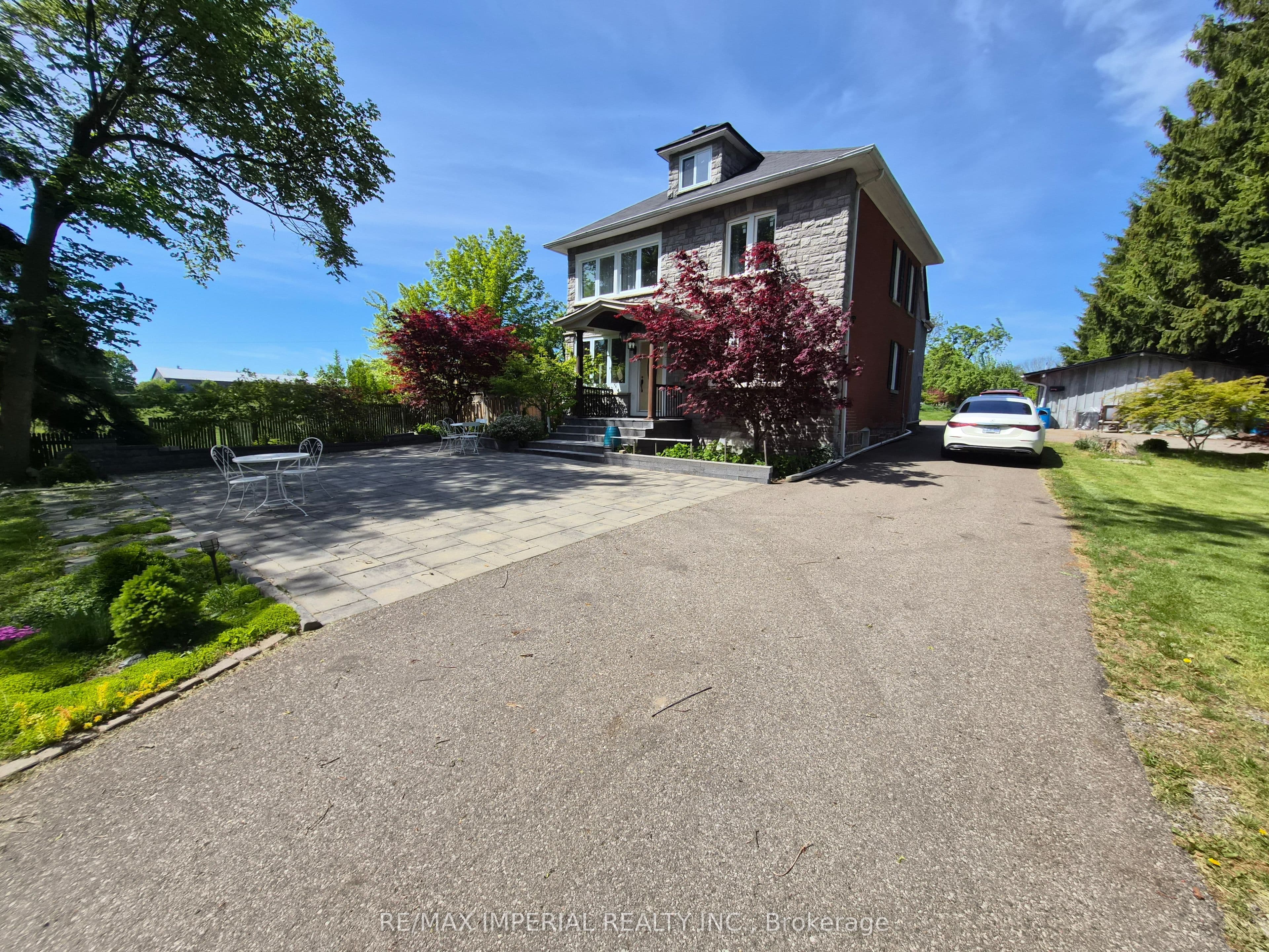 15028 Dufferin Street photo 1
