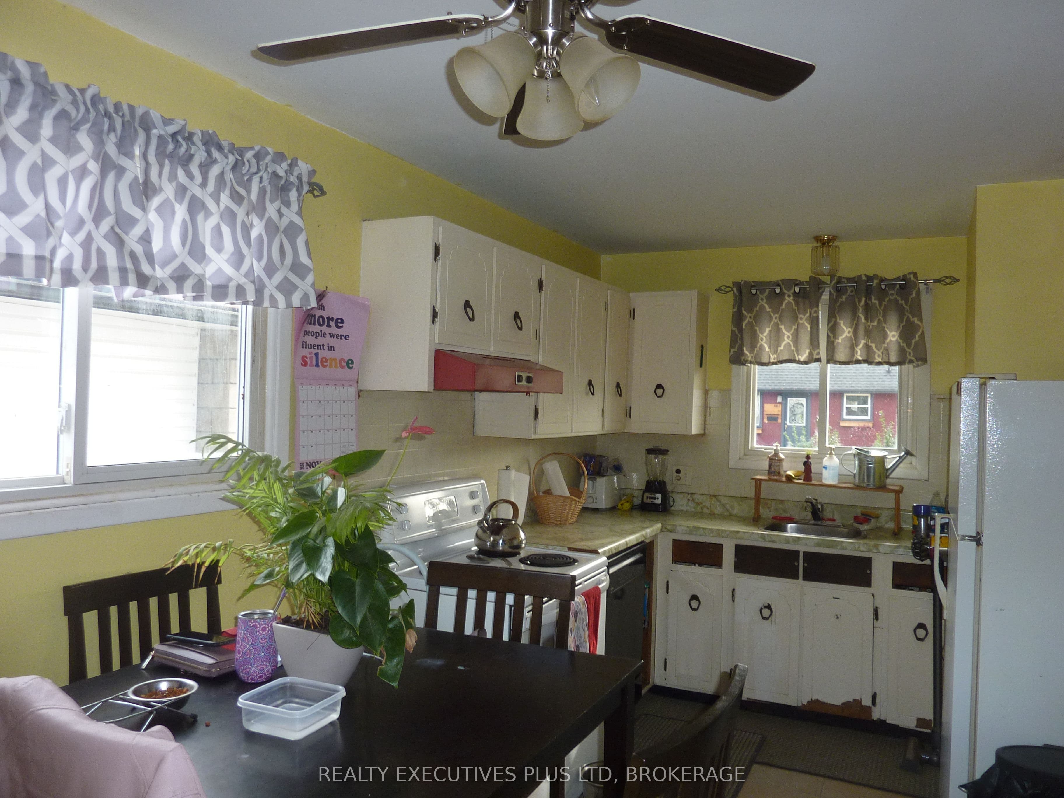 3907 Alexandra Road photo 1
