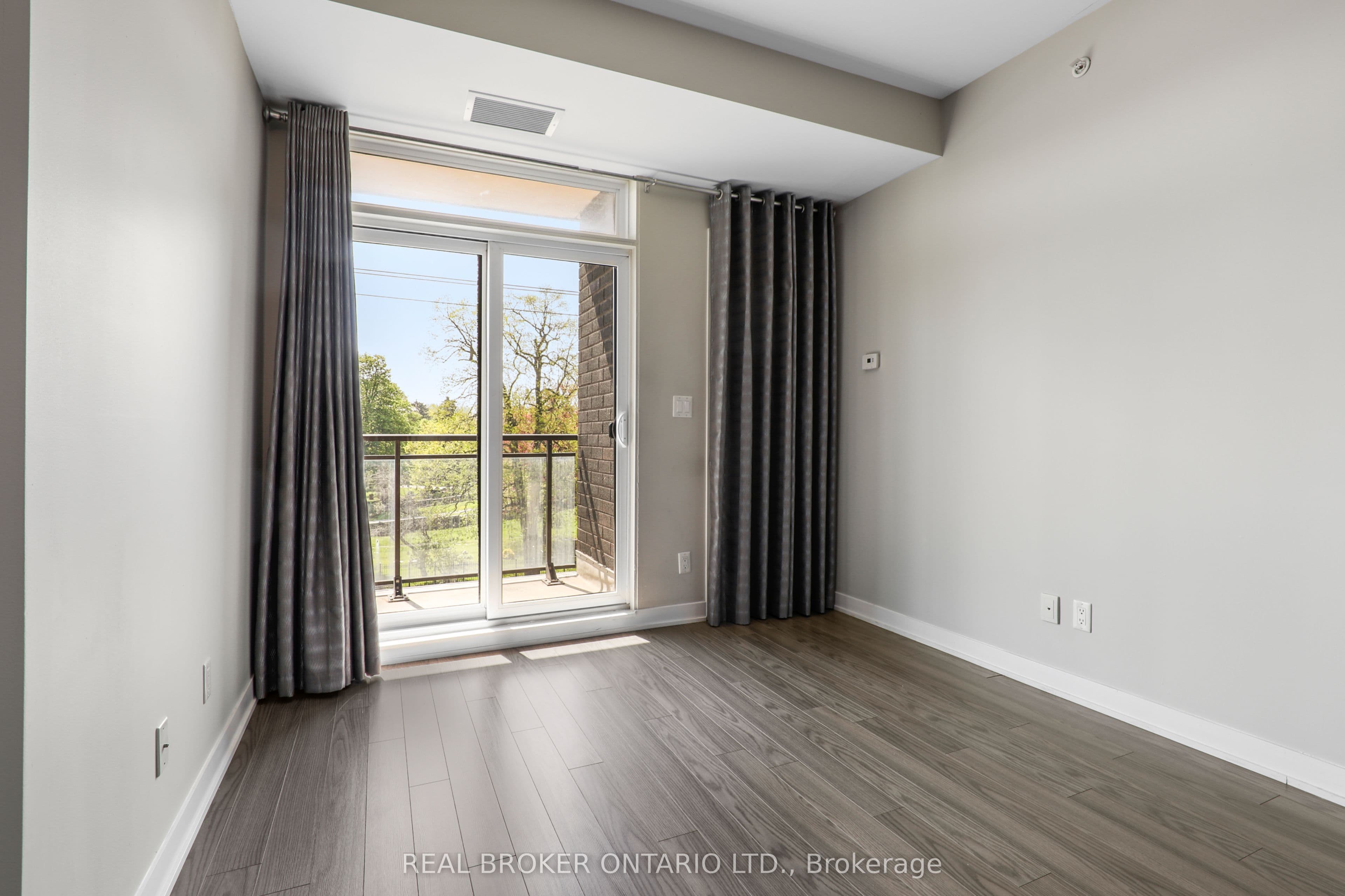 Unit 323 3560 St Clair Avenue photo 1