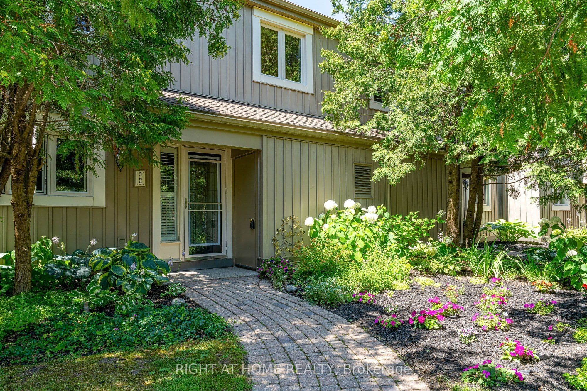 569 Oxbow Crescent photo 1