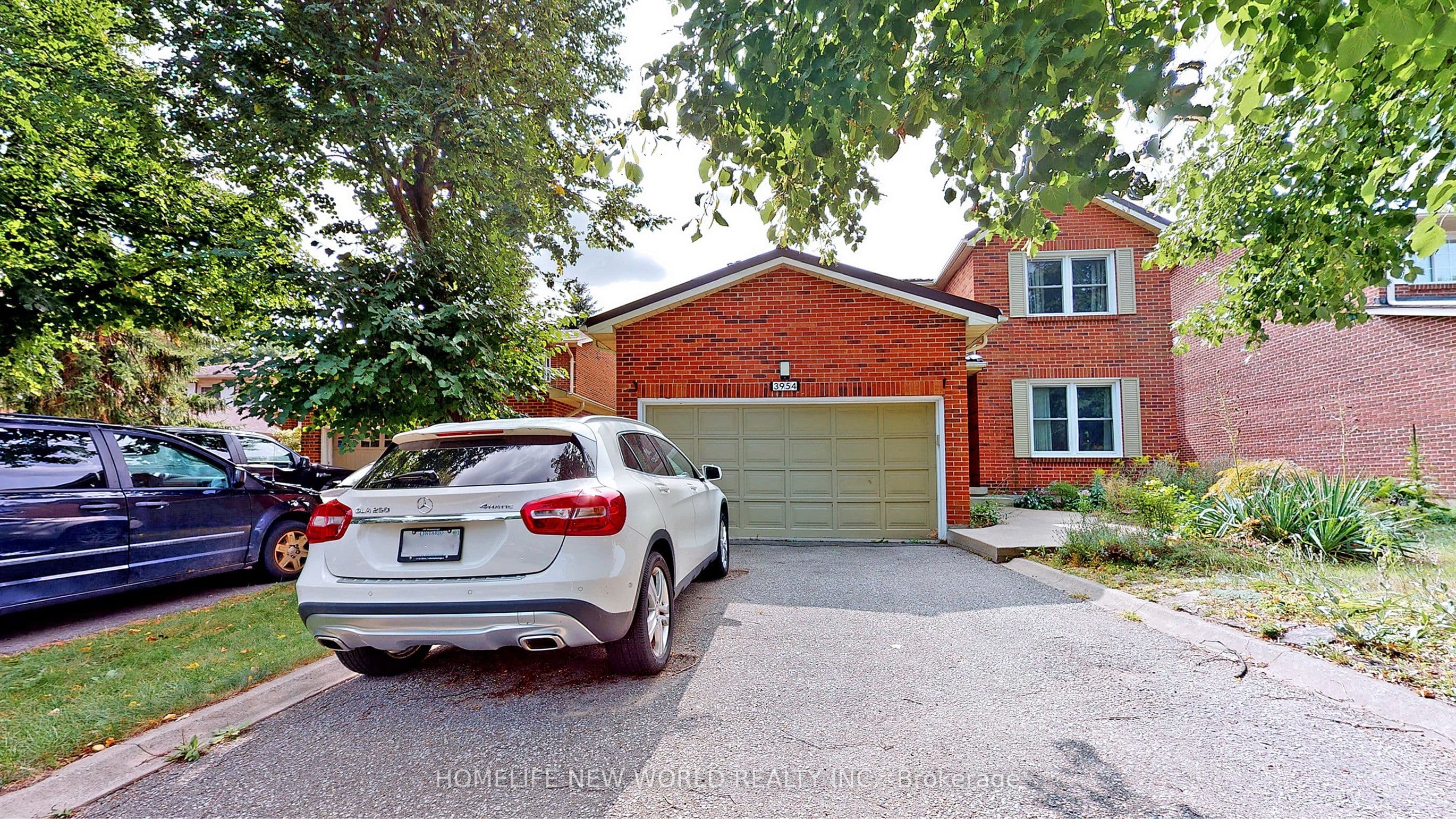 Unit Lower 3954 Selkirk Place photo 1