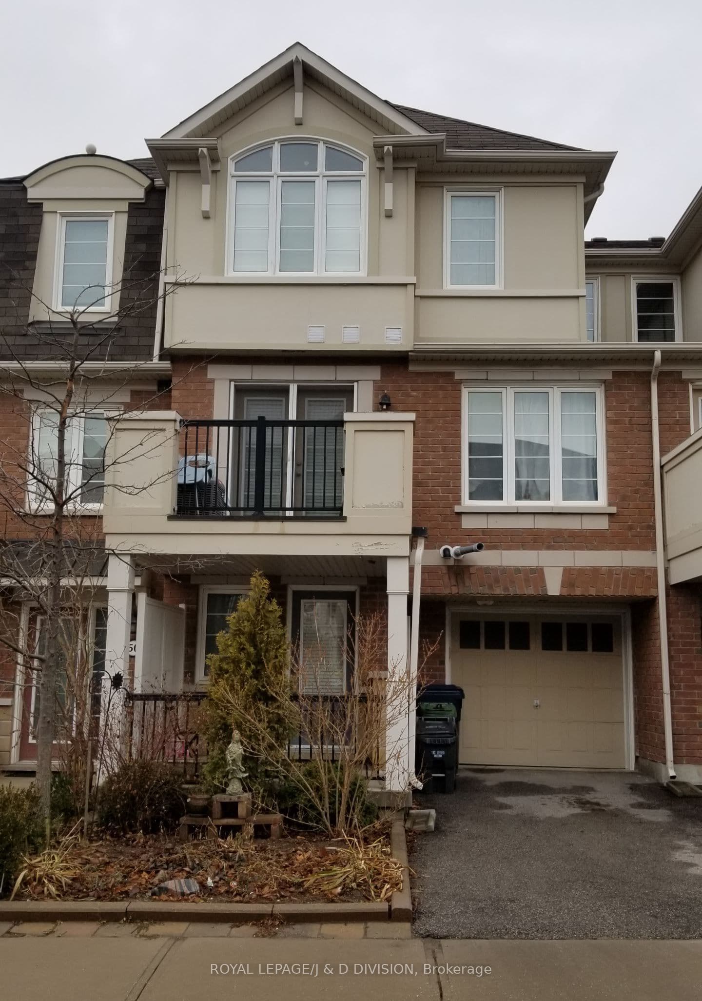 52 Ayers Crescent photo 1