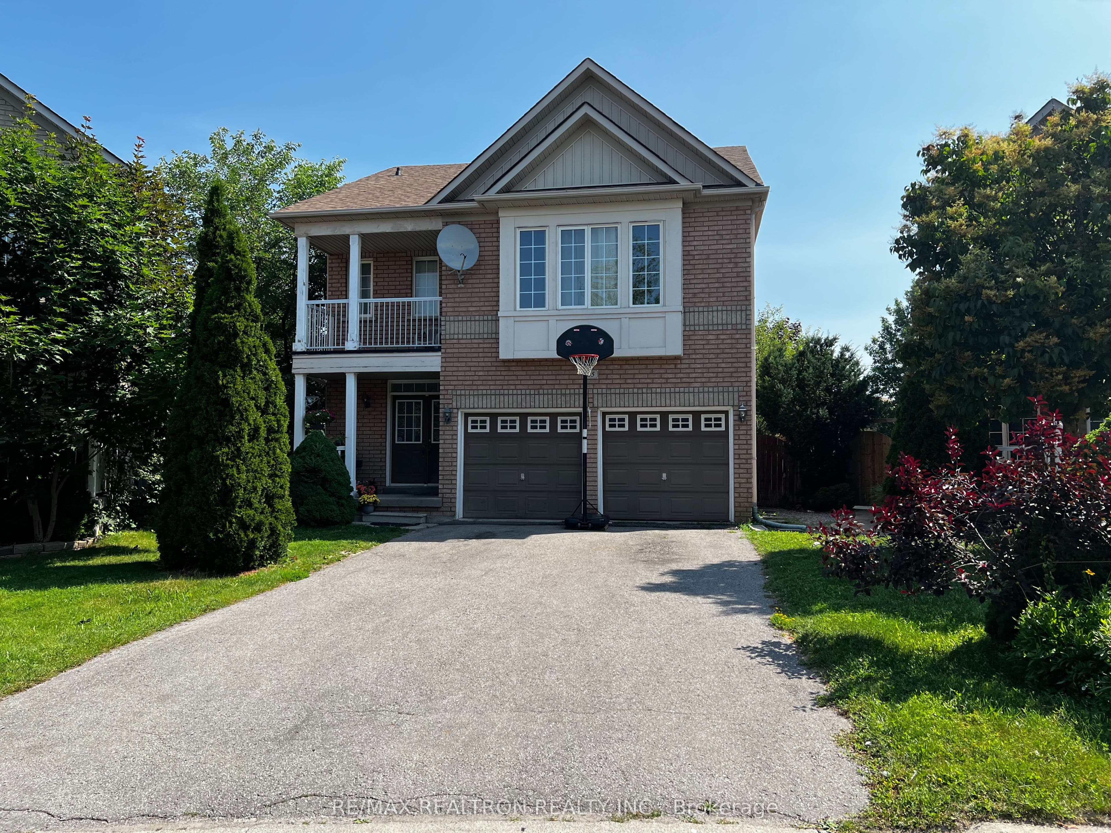 Unit lower 85 Watkins Glen Crescent photo 1